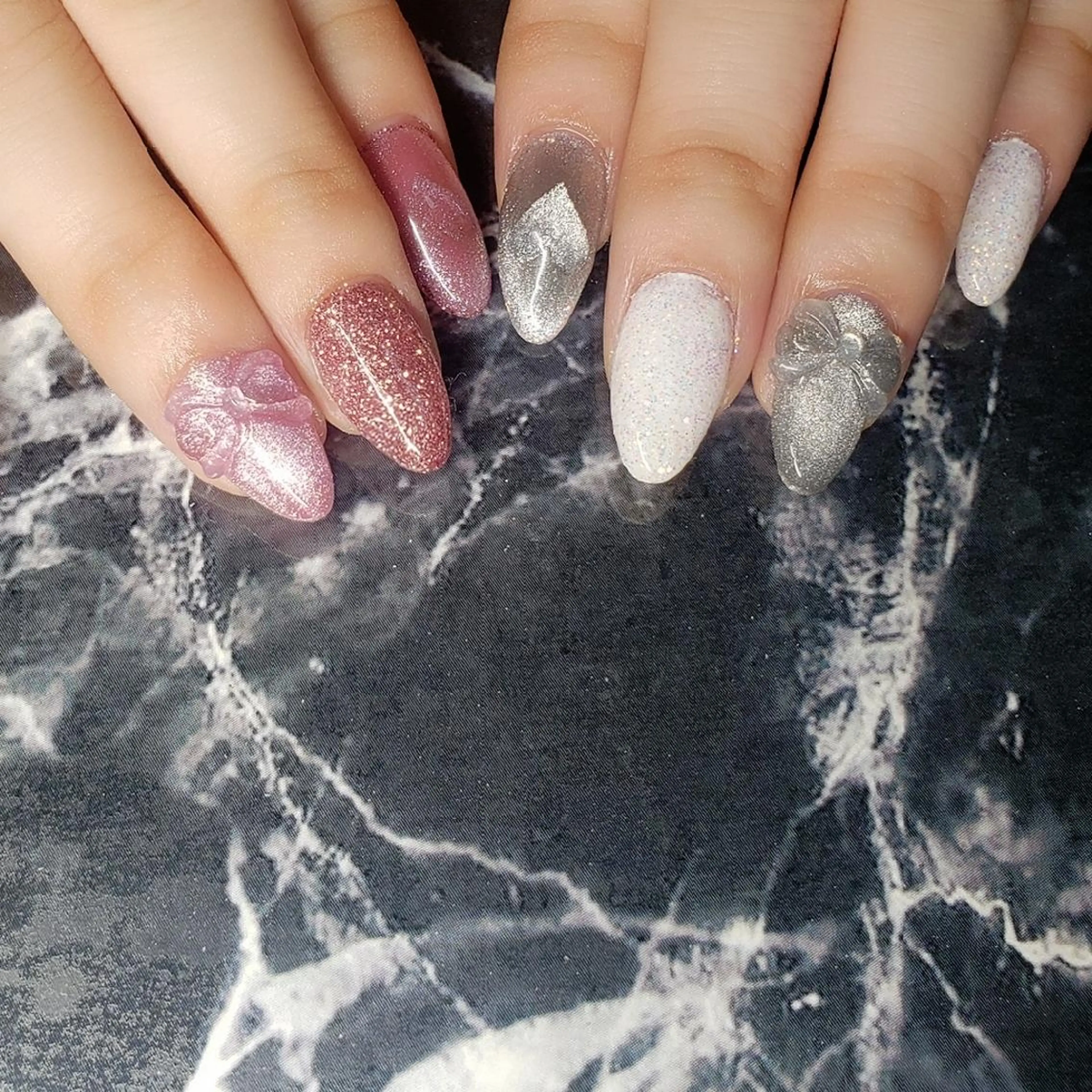 ミディアム ネイル ハート ラメ(グリッター) マグネットネイル リボン クロキ 。のネイルデザイン