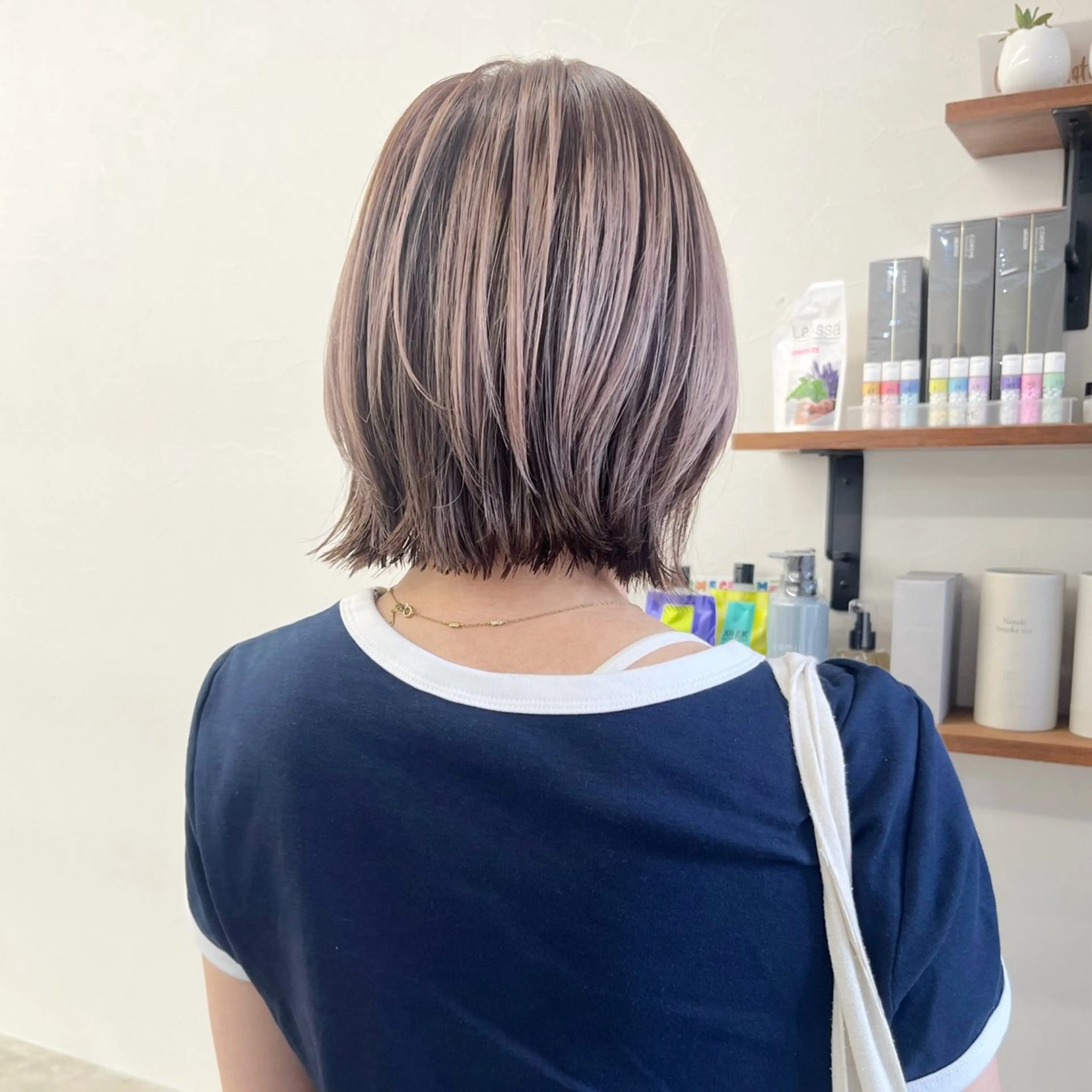 ショート カラー ボブレイヤー ブリーチ デザインカラー ブリーチなしカラー ボブ カット ヘアカラー トリートメント 朝がちょっと楽しくな るshort・bobのヘアスタイル