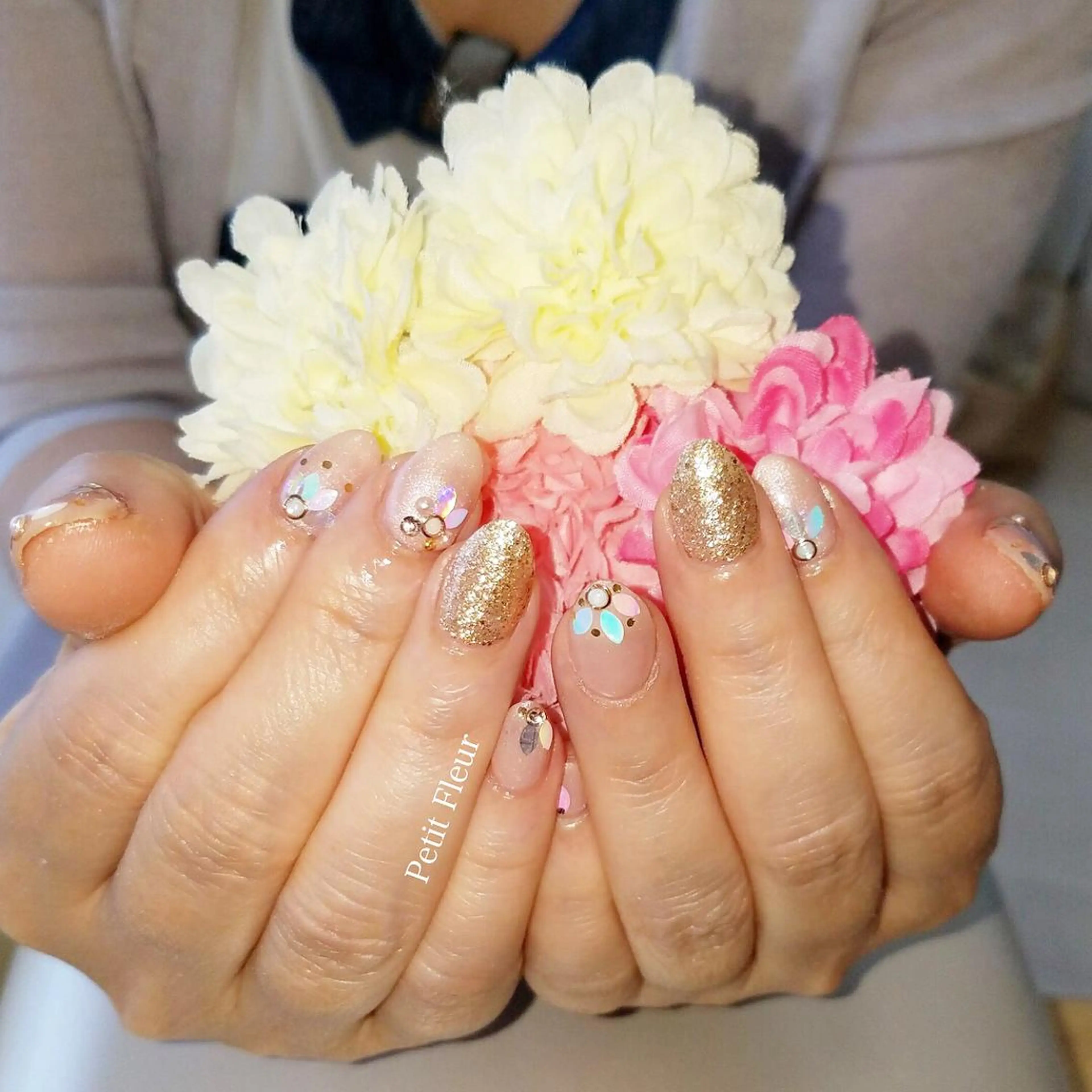 ネイル ホログラムネイル Petit Fleur所属・青柳 亜梨奈のマツエク・マツパデザイン