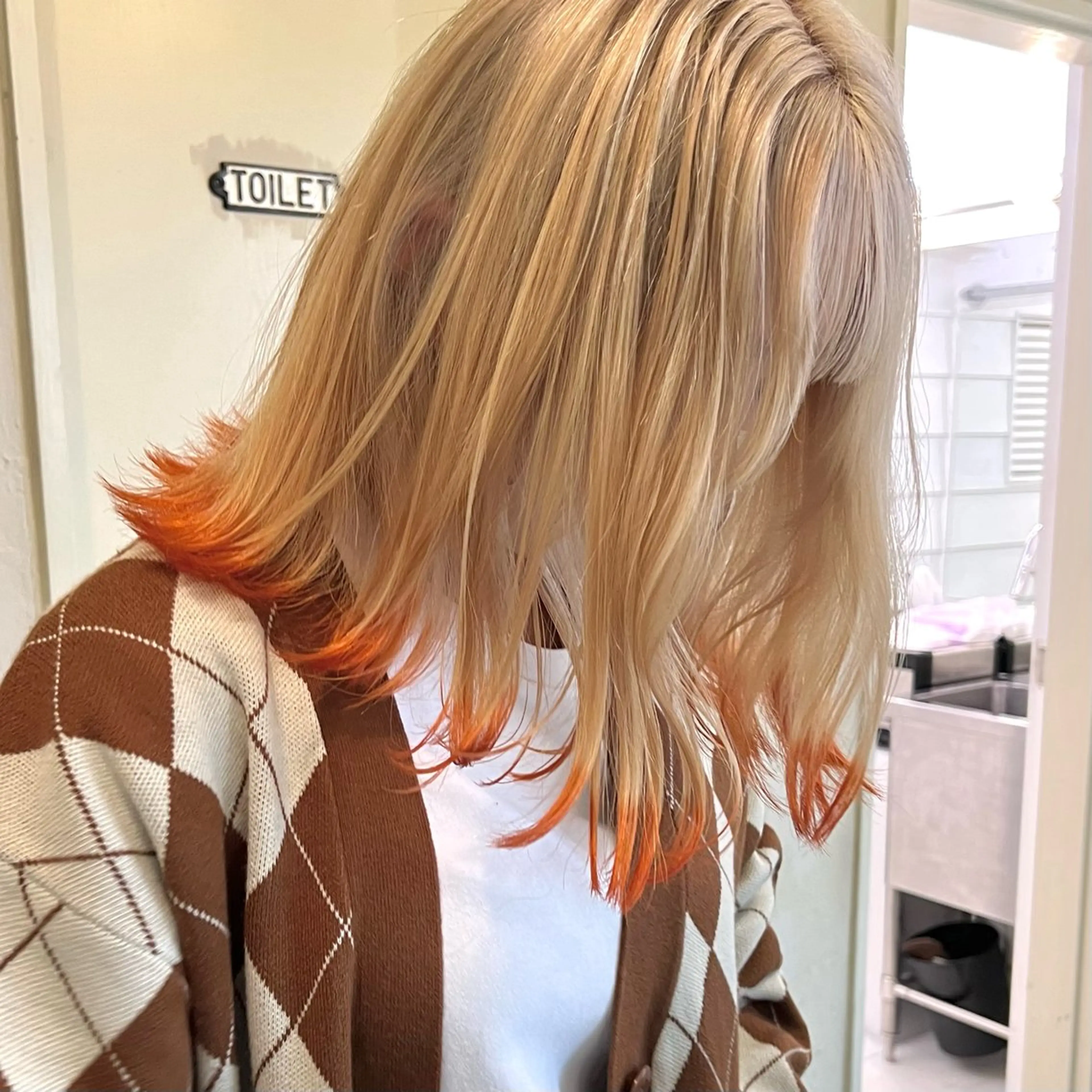 セミロング カラー ベージュカラー ブロンド デザインカラー オレンジ ホワイトベージュ 大久保 佳那のヘアスタイル