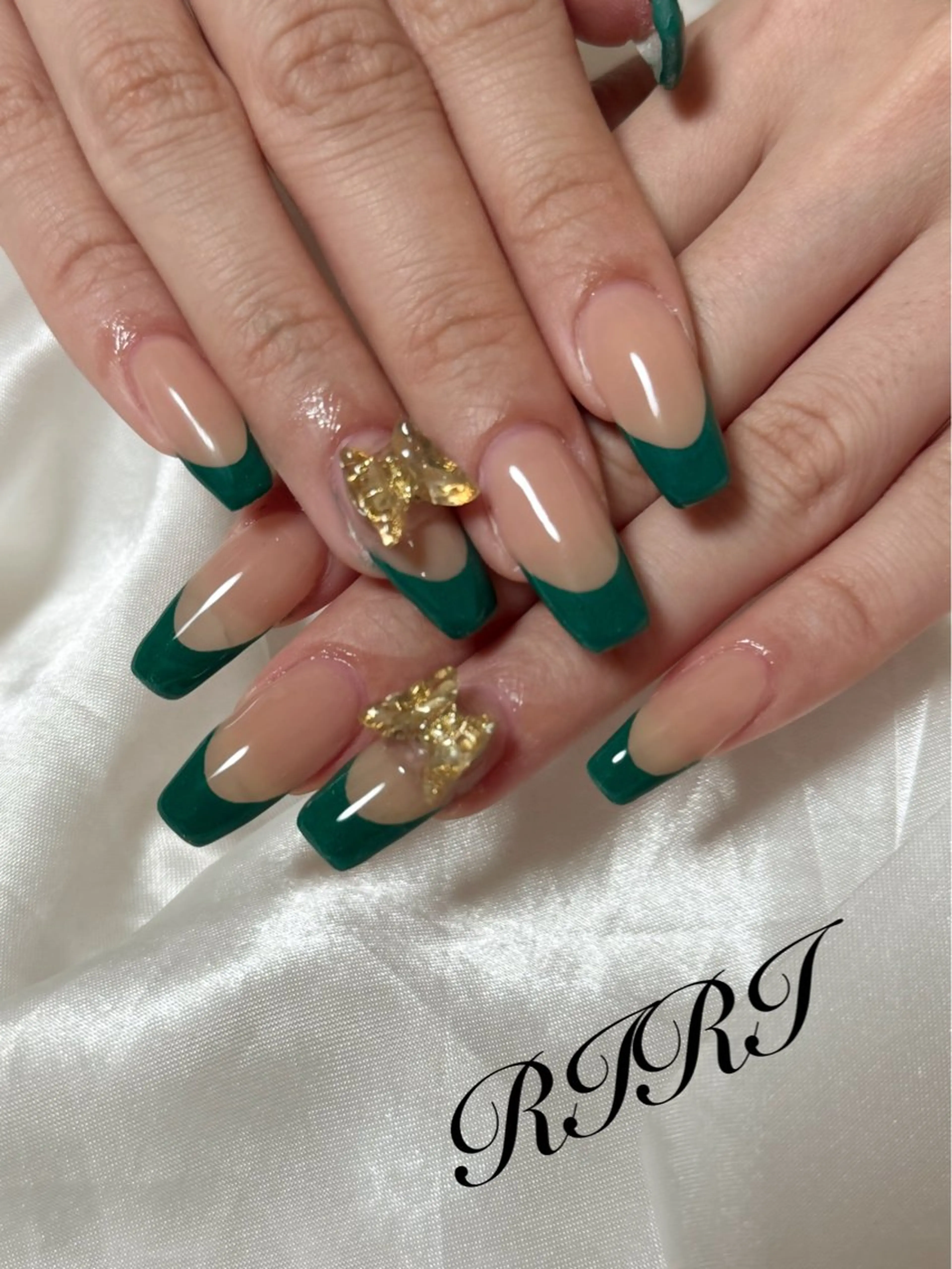 ネイル フレンチネイル ジェルネイル グリーン キラキラネイル ショートネイル ハンドネイル riri オーナーのネイルデザイン
