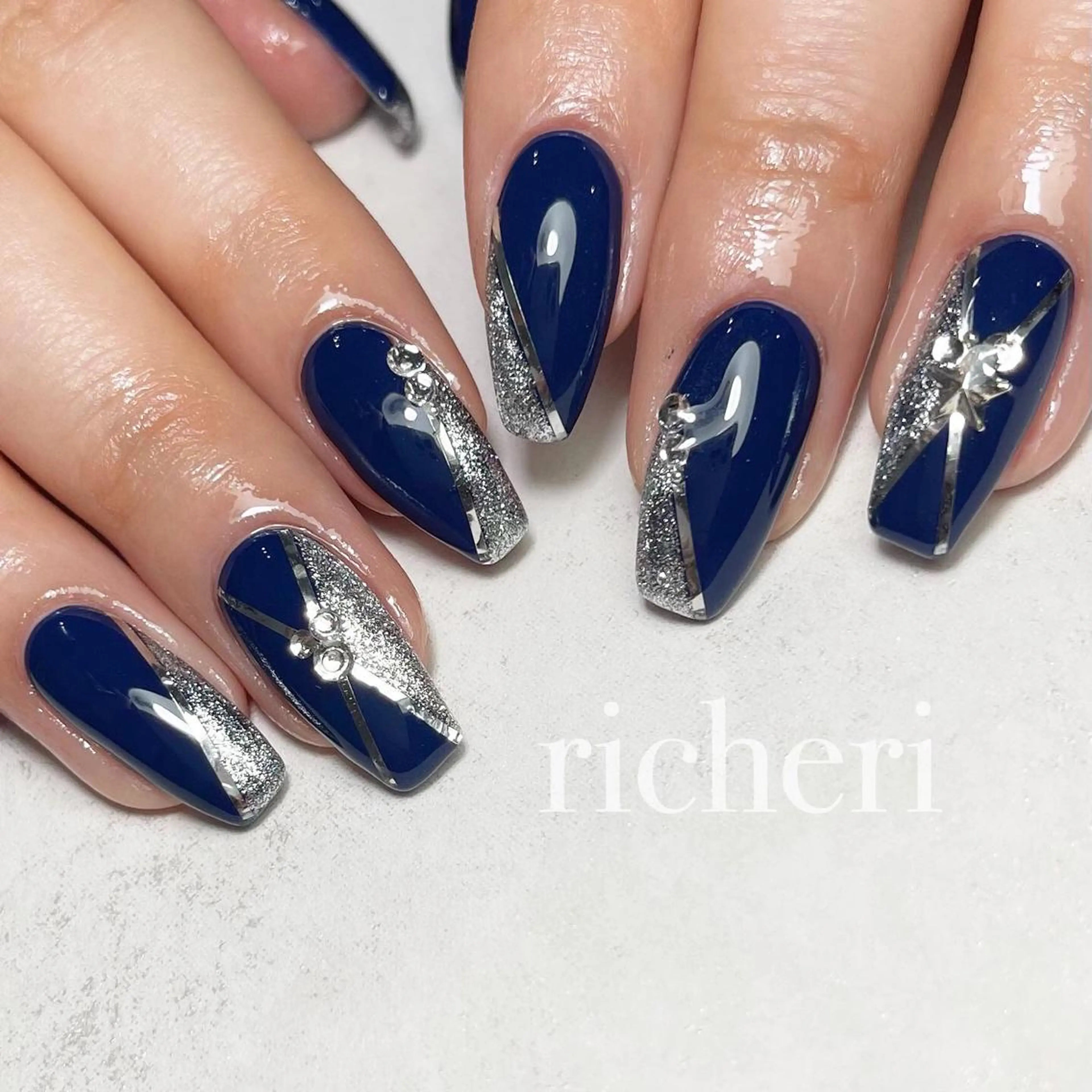 ミディアム ネイル ブルー ネイビー シルバー スクエアネイル 夏ネイル ハンドネイル richeri beautyのエステ・リラクイメージ