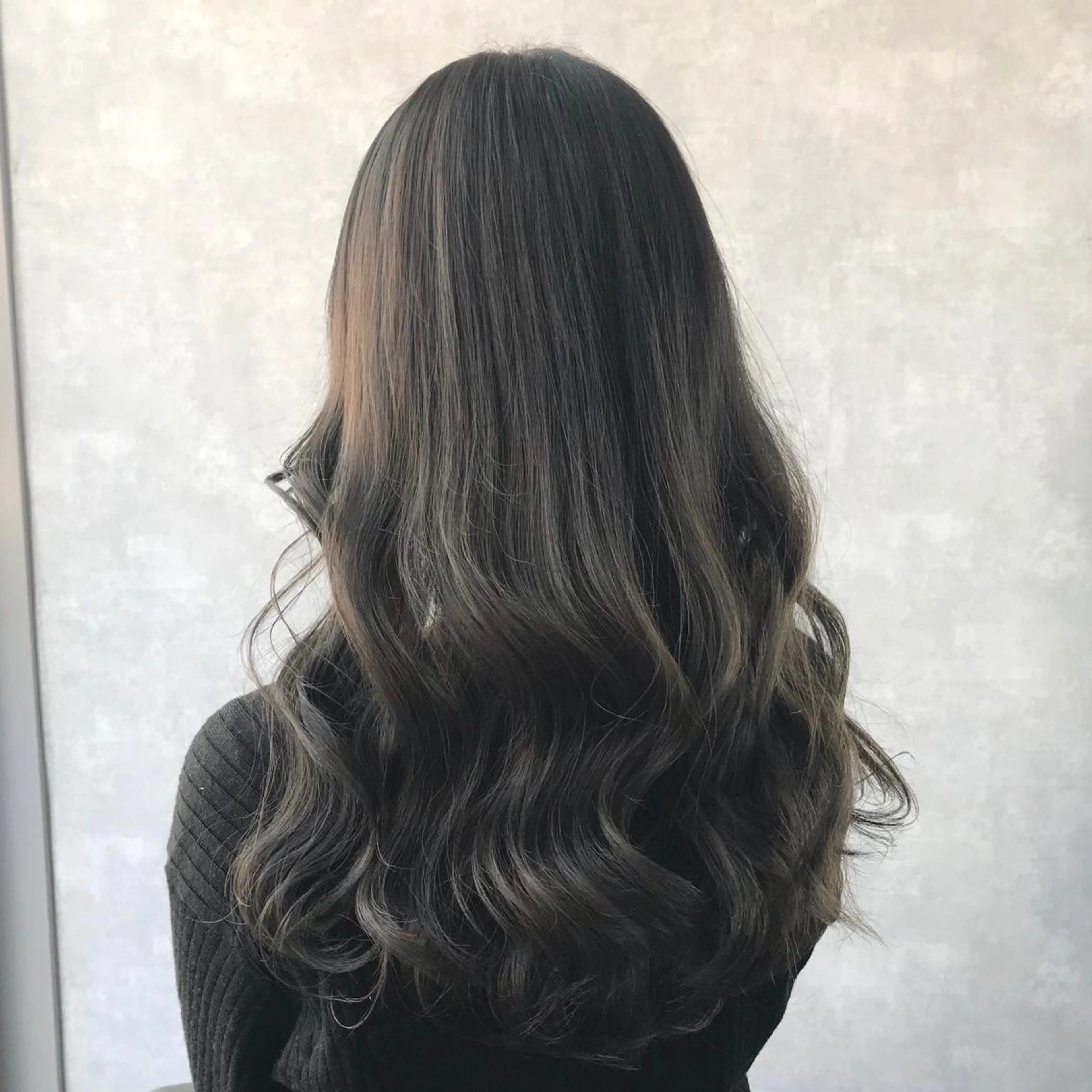 ロング カラー アッシュ アッシュグレー ブリーチ ハイライトカラー ハイライト サロウィン所属・K-POP好き美容師 🇰🇷Kai.Yのヘアスタイル