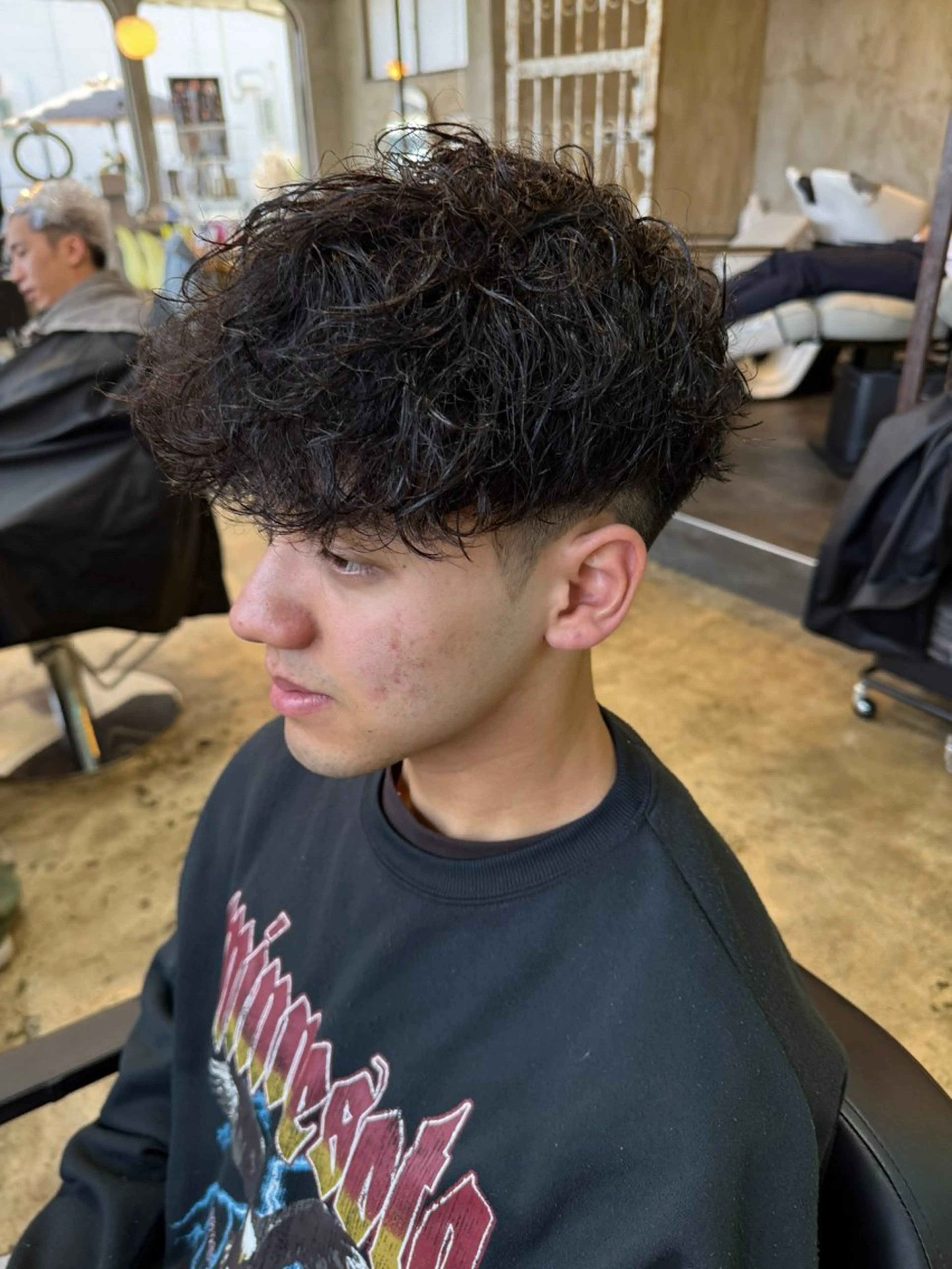 ショート パーマ メンズ メンズパーマ スペインカール 刈り上げ 外国人風カラー カット パーマ 🔥メンズ圧倒的人気 ROOOMEN松田隆のヘアスタイル