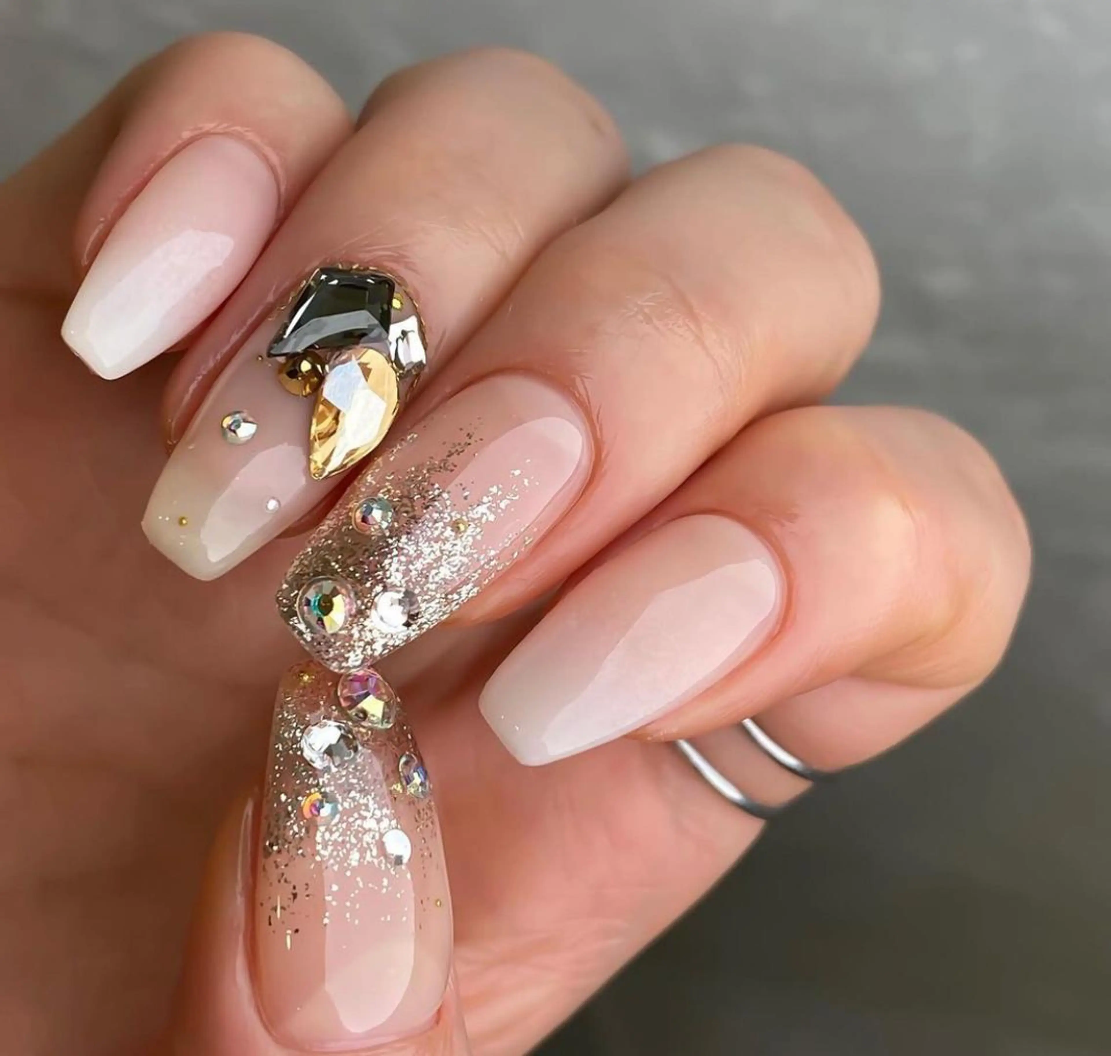 ネイル 長さ出し ストーンネイル ネイルチップ 大塚眉毛|ハンドケア |肌管理の眉毛・アイブロウイメージ