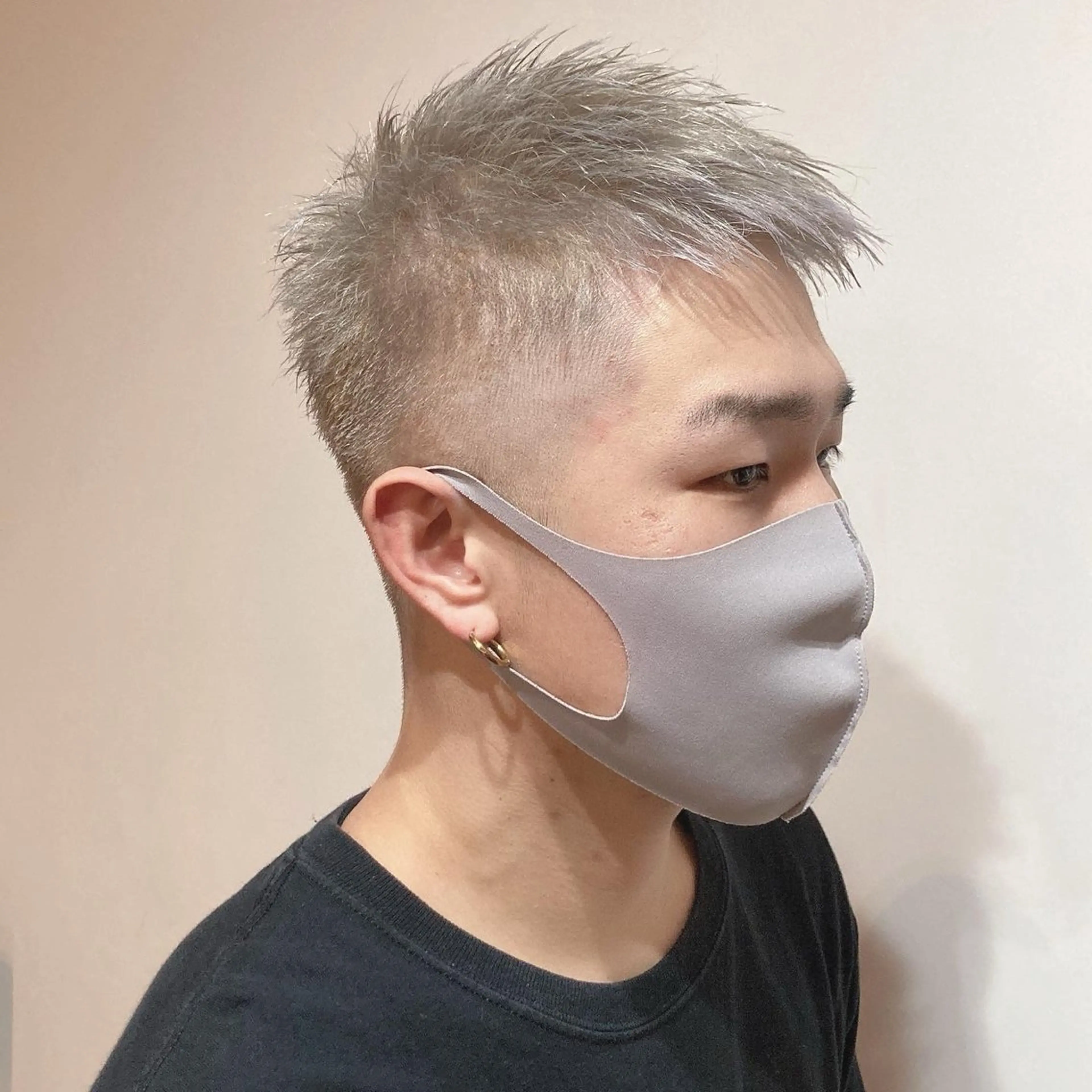 ショート カラー メンズ メンズブリーチ フェードカット スキンフェード ブリーチ シルバー 山本 将史のヘアスタイル