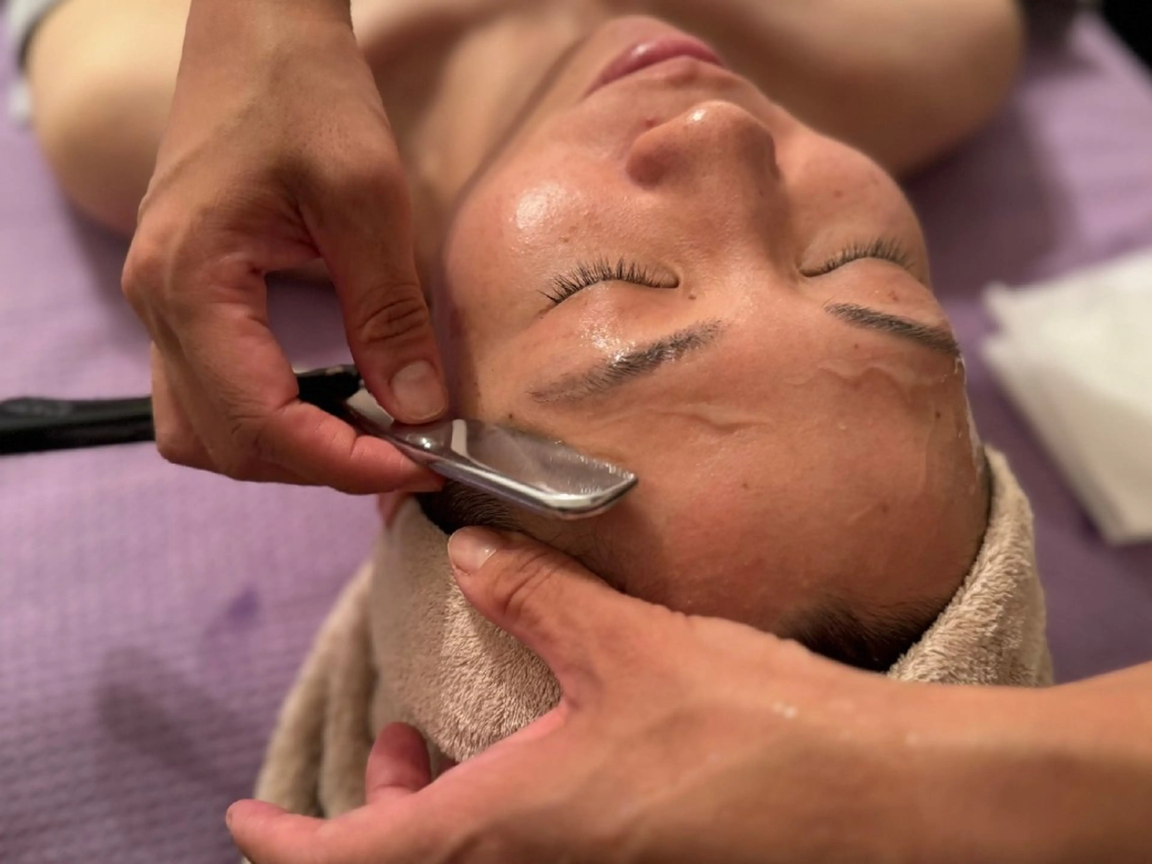 はじめて顔剃り(パック付)の写真