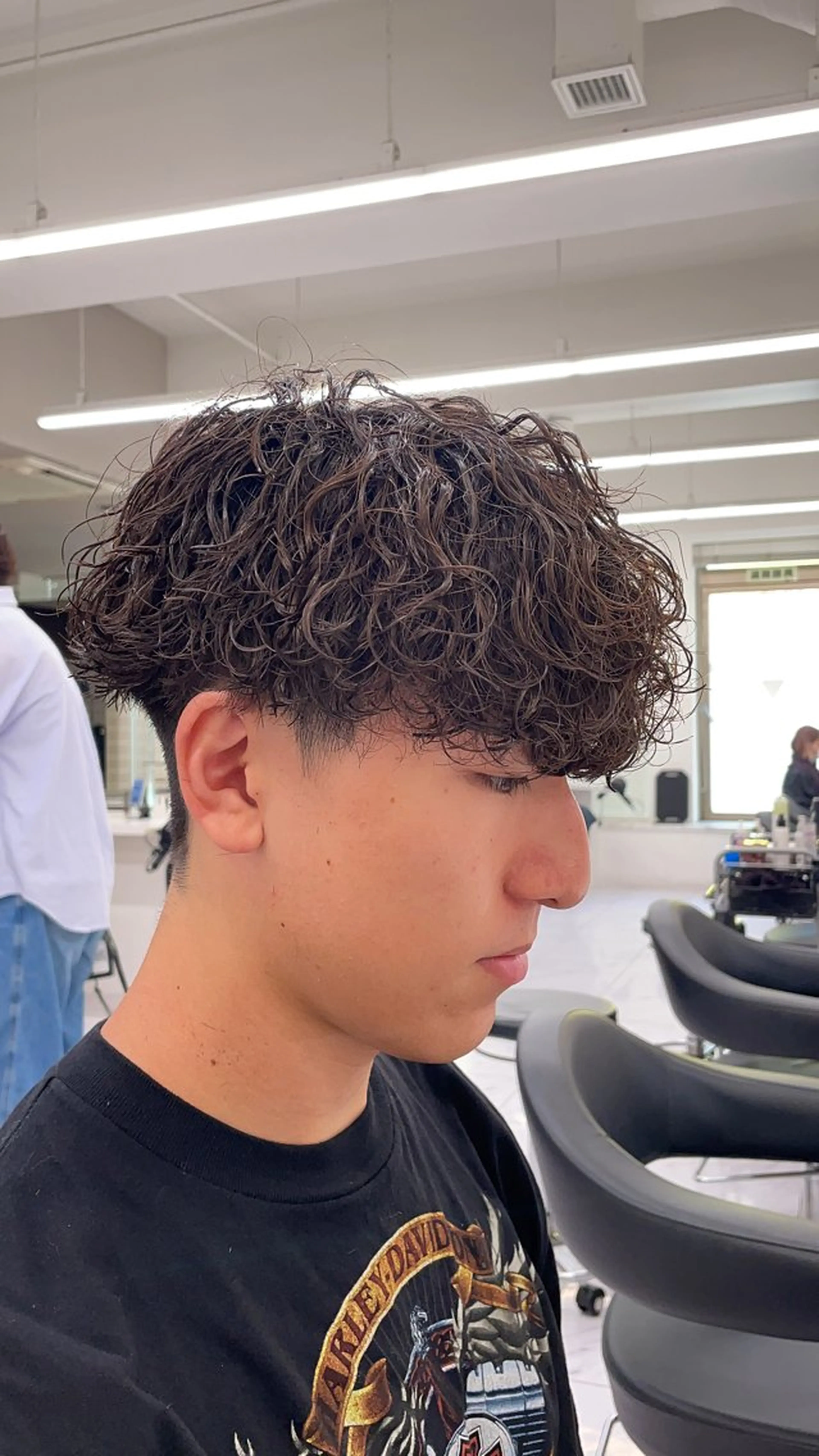 ミディアム パーマ ヘアアレンジ メンズ ミディアムパーマ メンズパーマ 波巻きパーマ 顔まわりカット の達人のヘアスタイル