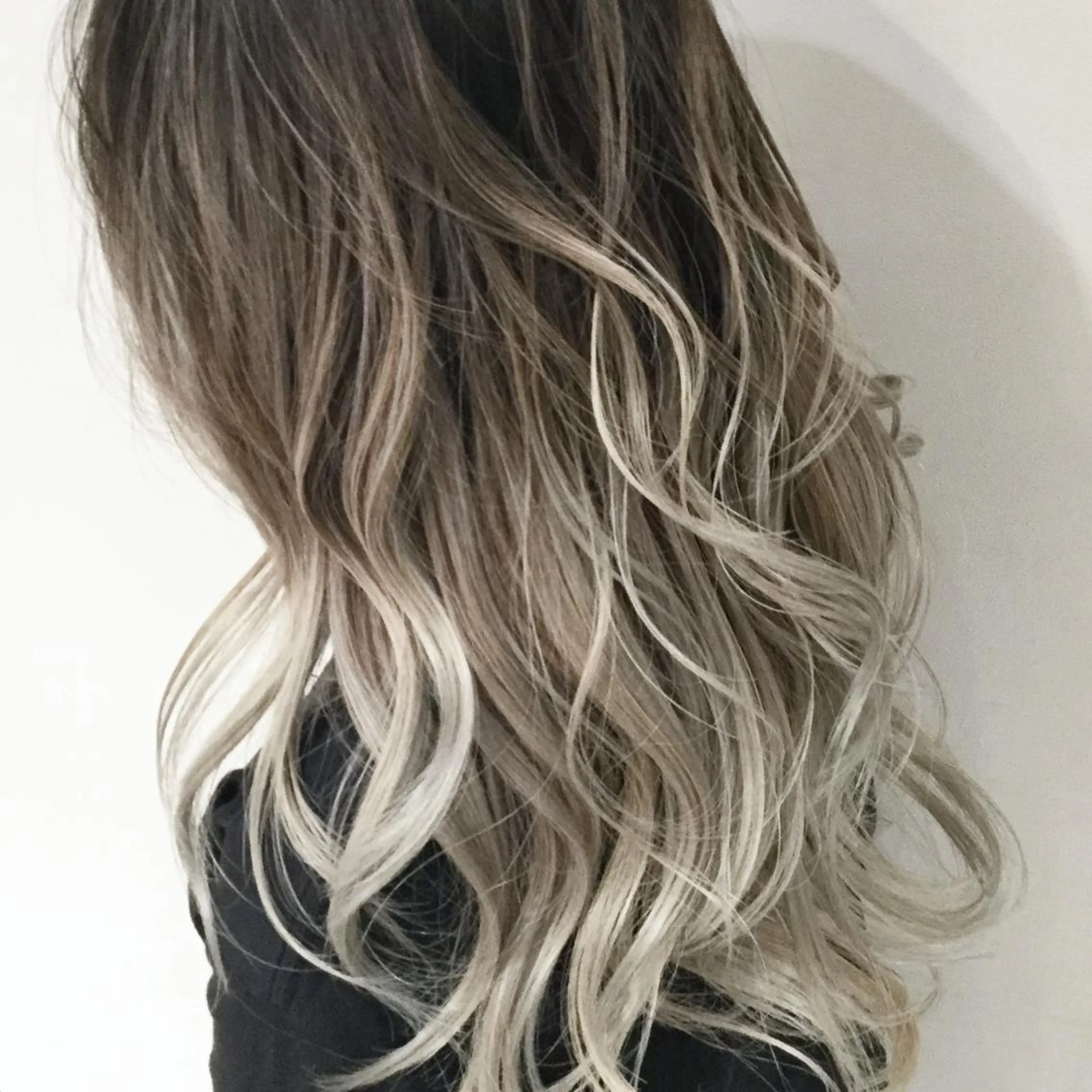 ミディアム カラー アッシュ アッシュグレー アッシュグレージュ バレイヤージュ ベージュカラー AMI Hair  supply所属・髪質改善カラー 韓国風レイヤーのヘアスタイル