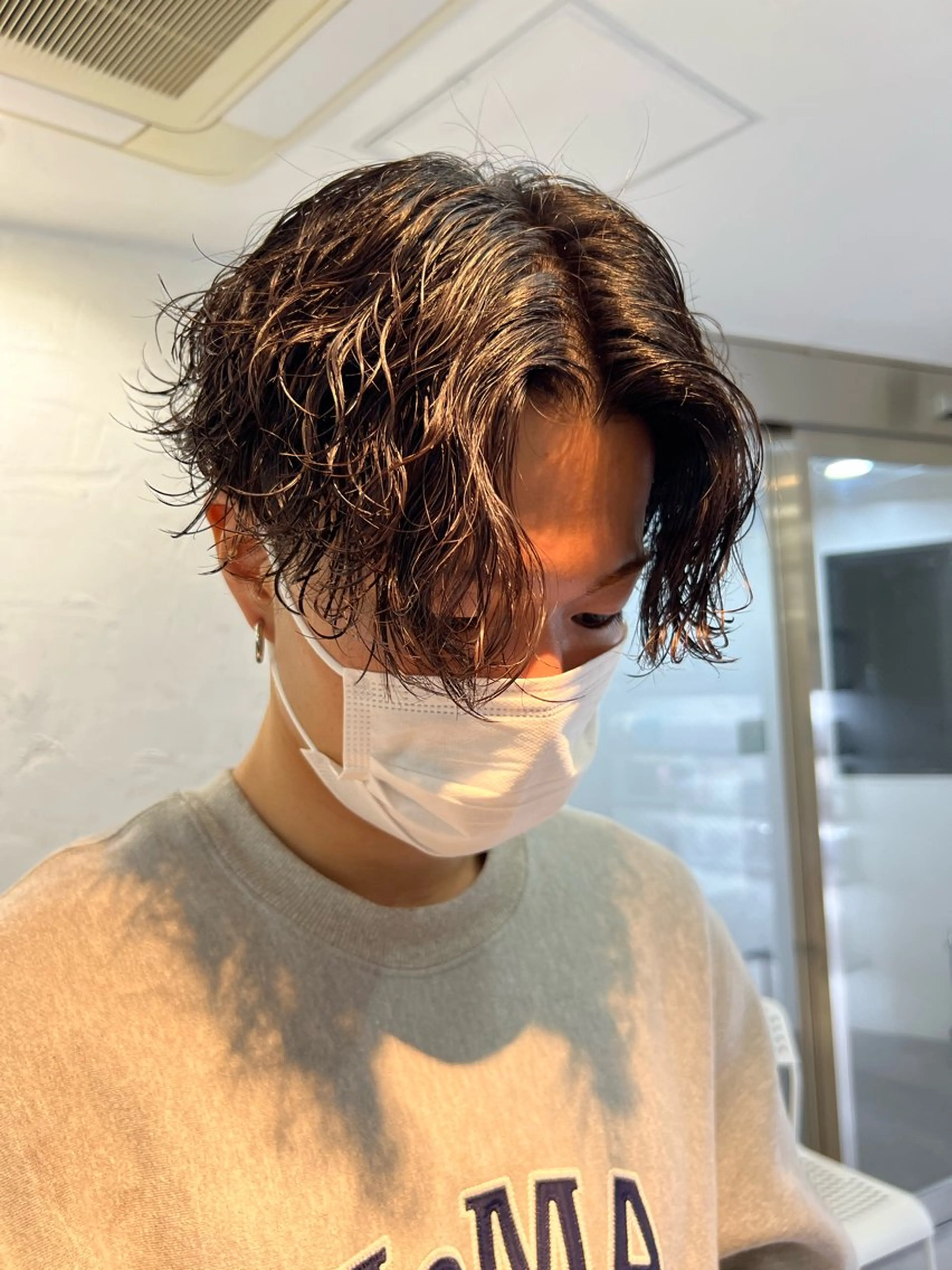 ミディアム カラー パーマ ヘアアレンジ メンズ ミディアムパーマ メンズブリーチ センターパート マッシュ メンズパーマ カット パーマ ショートヘア原宿 fifth コシのヘアスタイル