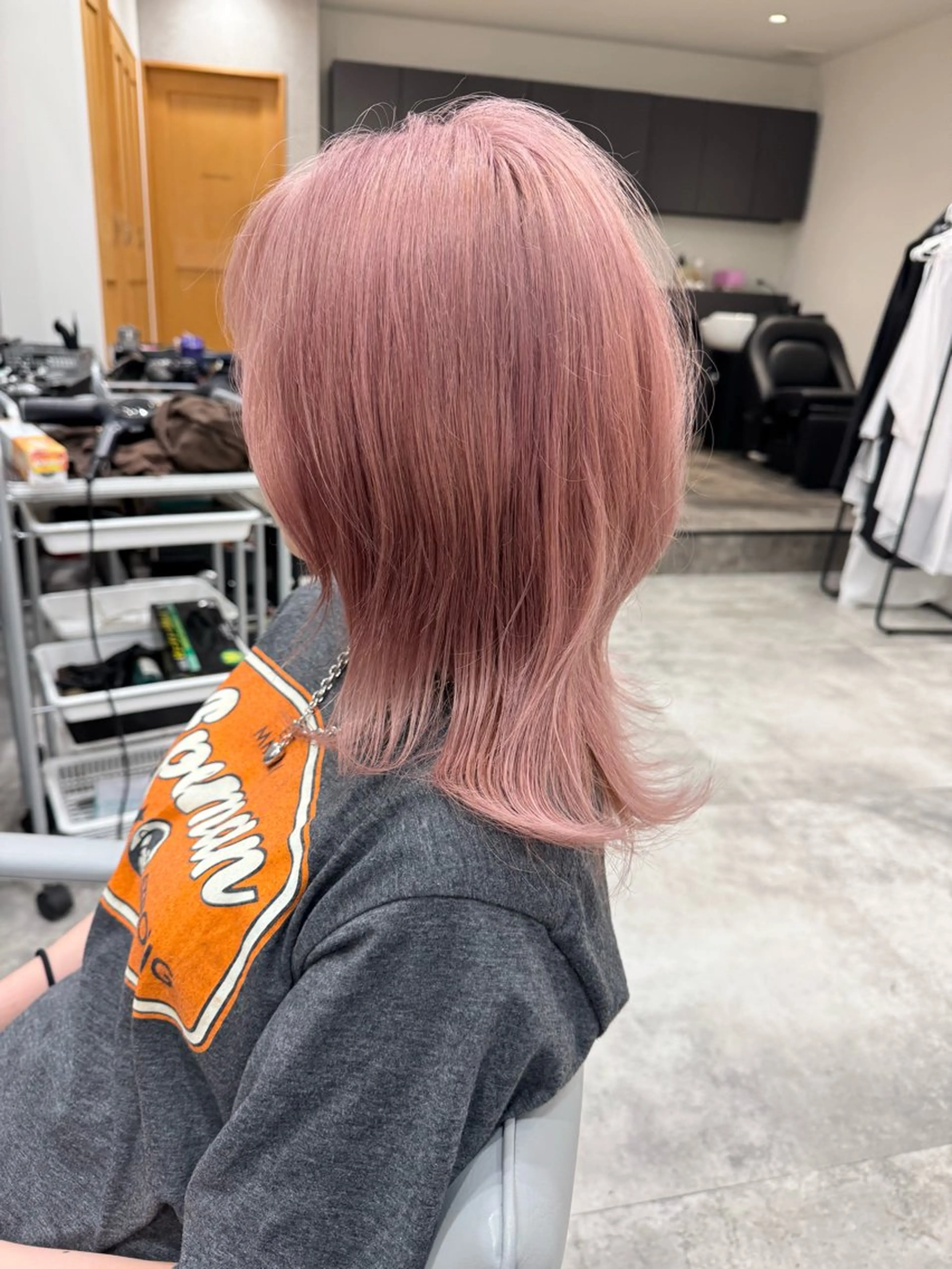 ミディアム カット ヘアカラー トリートメント RAISE by_WHITEのヘアスタイル