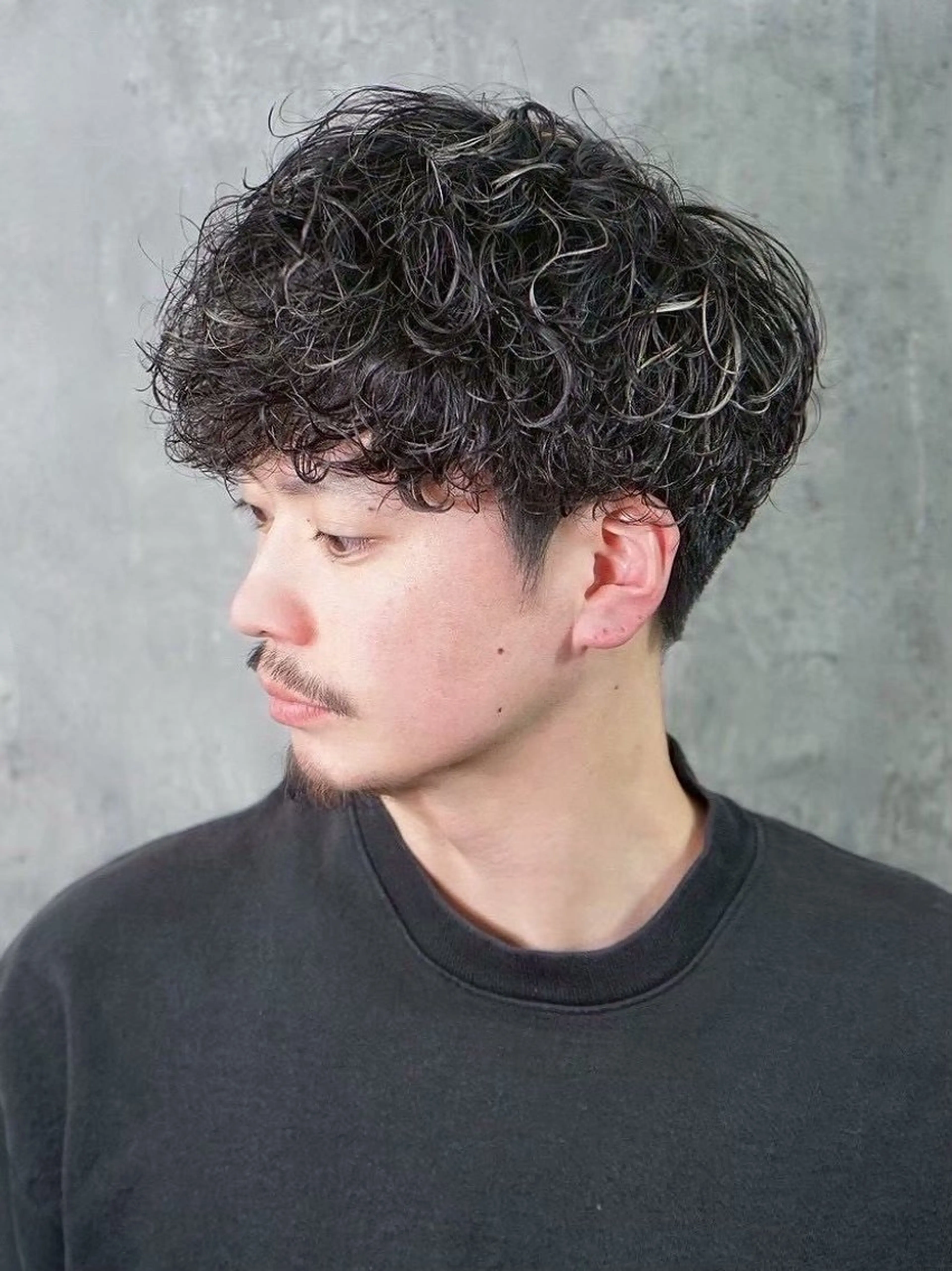 ショート パーマ メンズ 三枝 寛太のヘアスタイル