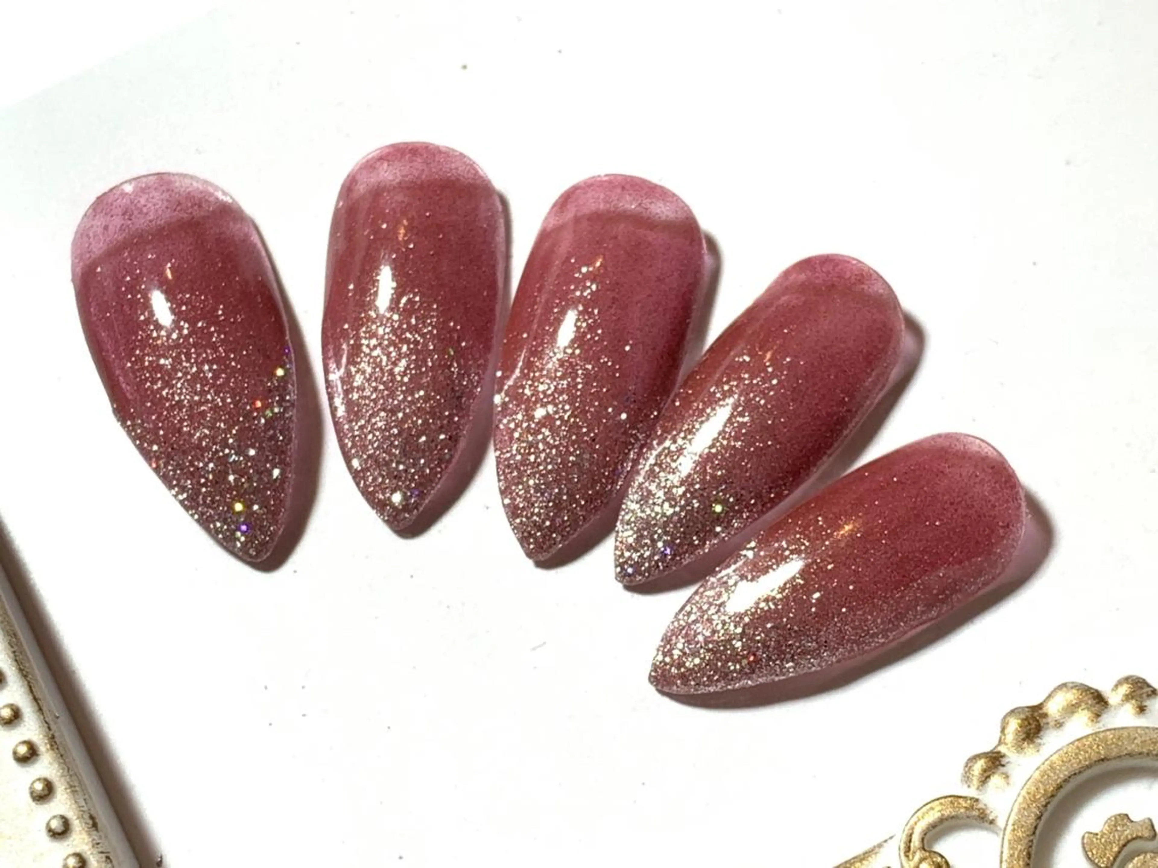 ネイル グラデーション ラメ(グリッター) ラメグラデーション マグネットネイル メンズトータルビューティーwellnessMARCA所属・【メンズ美容】 三浦かえでのネイルデザイン