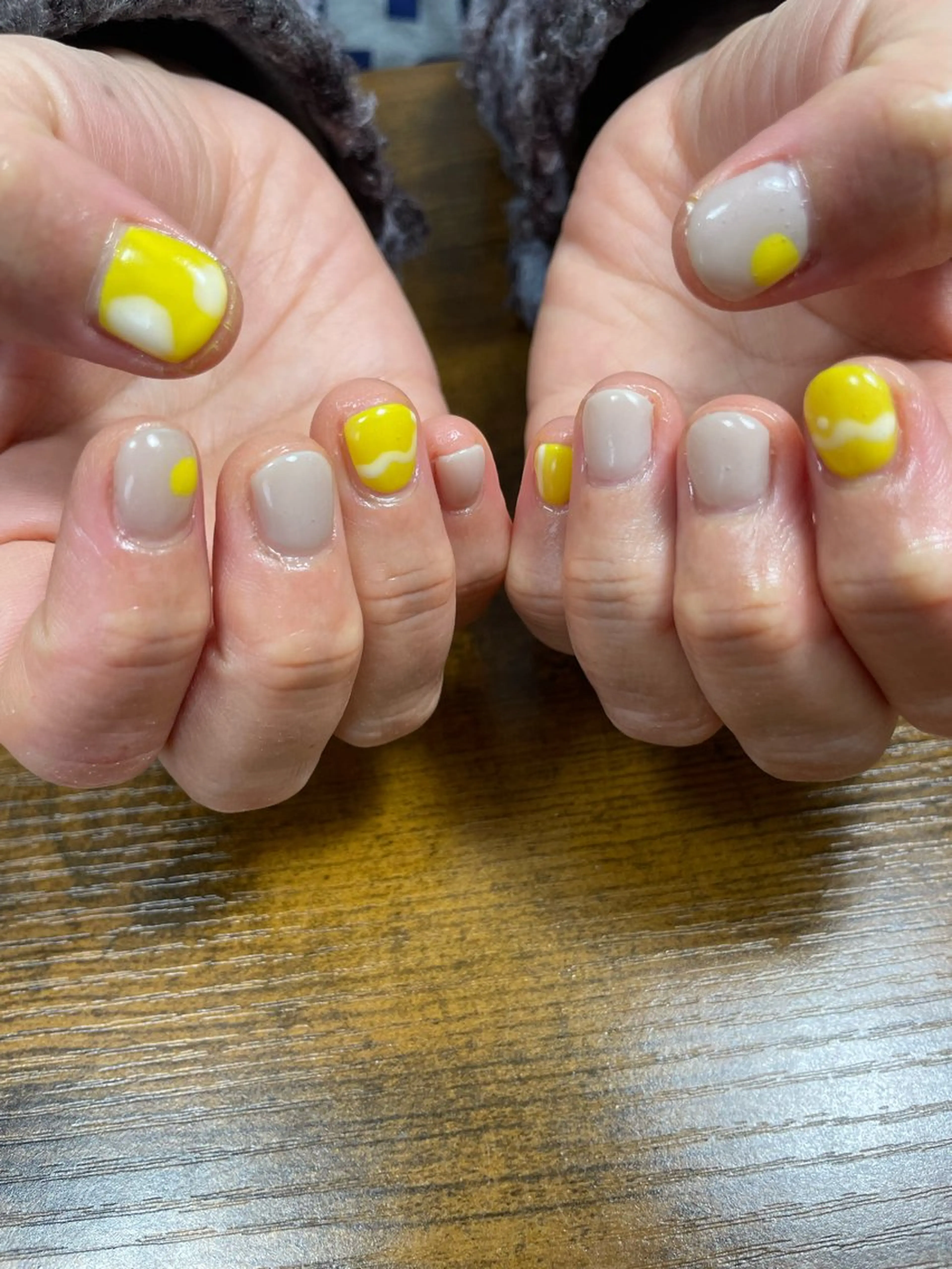 ネイル アートネイル 黄色 ハンドネイル プライベートサロン Nails uiのネイルデザイン