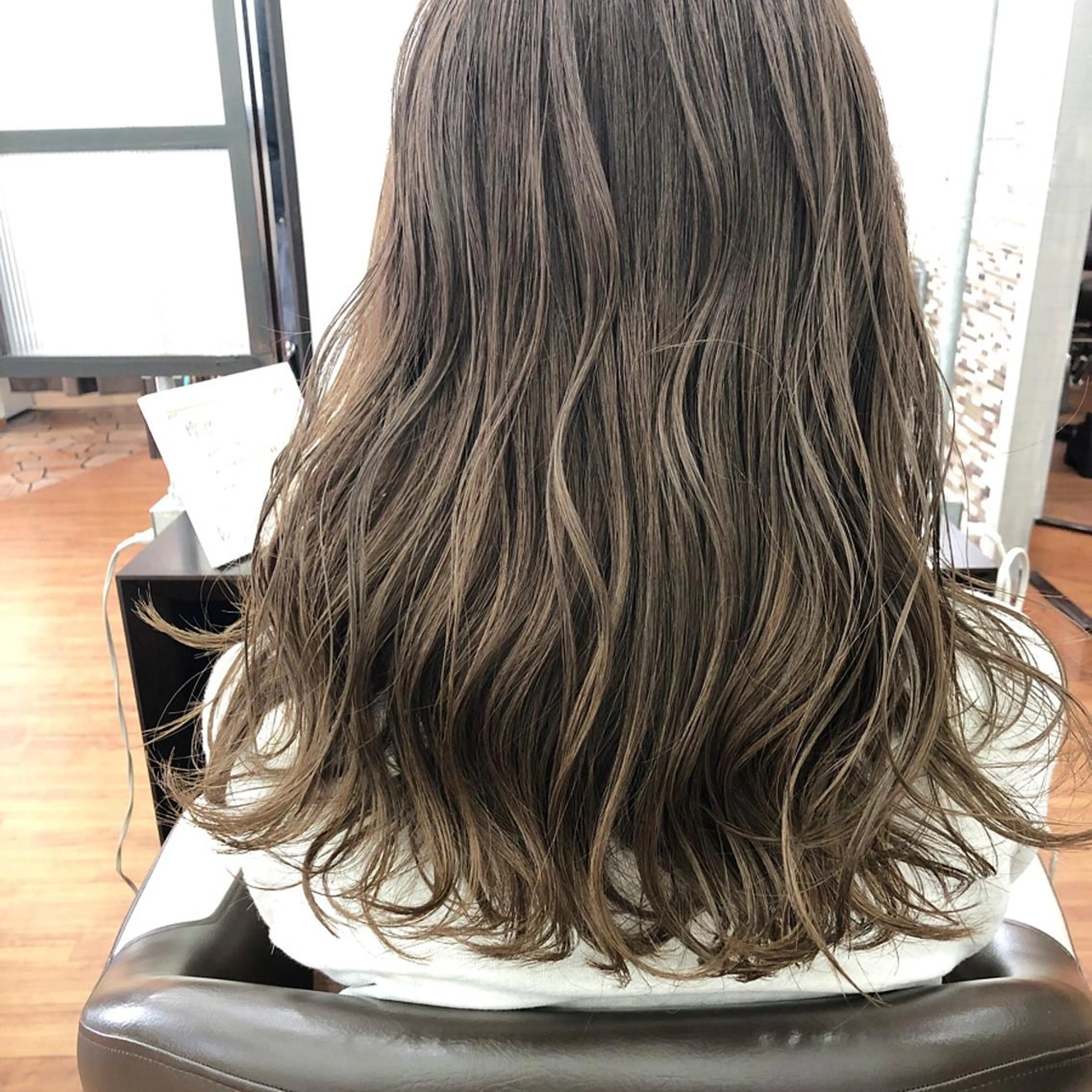 新規限定、平日限定、カラー+集中トリートメント、グリッターボンドで髪の毛を守ります！イルミナカラーも使えます！の写真