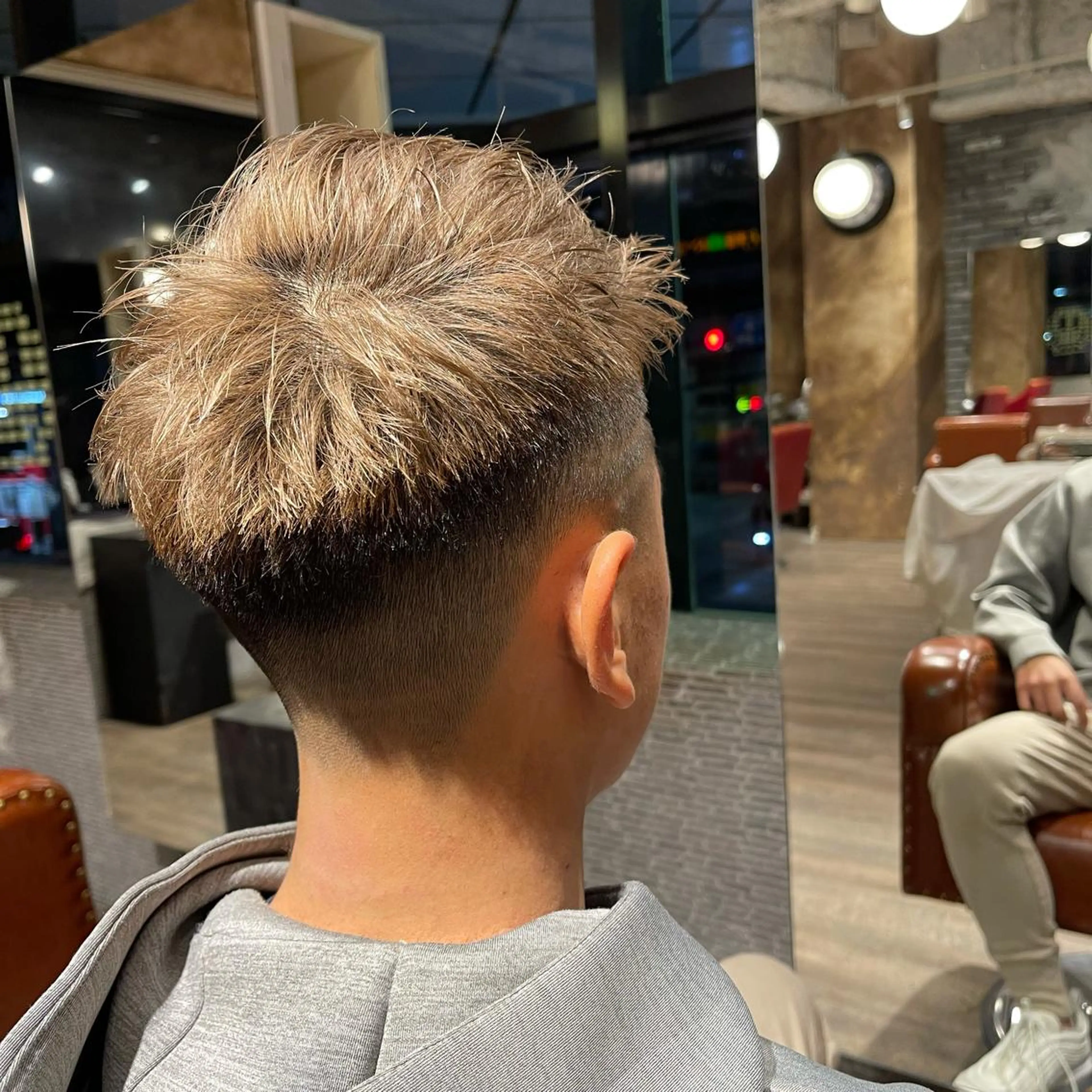 ショート カラー メンズ メンズブリーチ フェードカット ツーブロック ベージュカラー ブリーチ peakshair所属・髪質改善/メンズパ ーマ𝒀𝑼𝑻𝑶のヘアスタイル