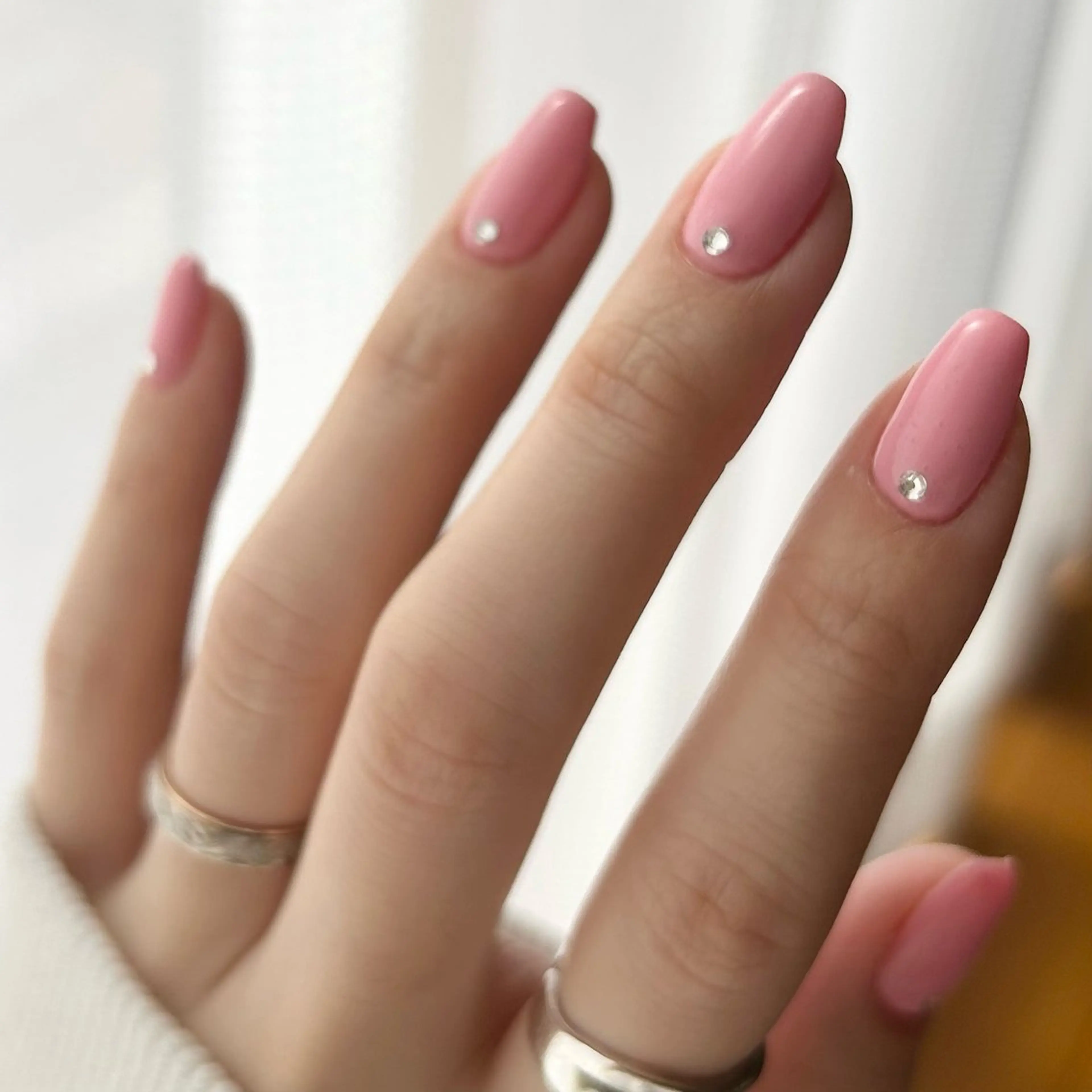 ネイル ワンカラーネイル ピンク 春ネイル ストーンネイル nailsalon kiii'sのネイルデザイン