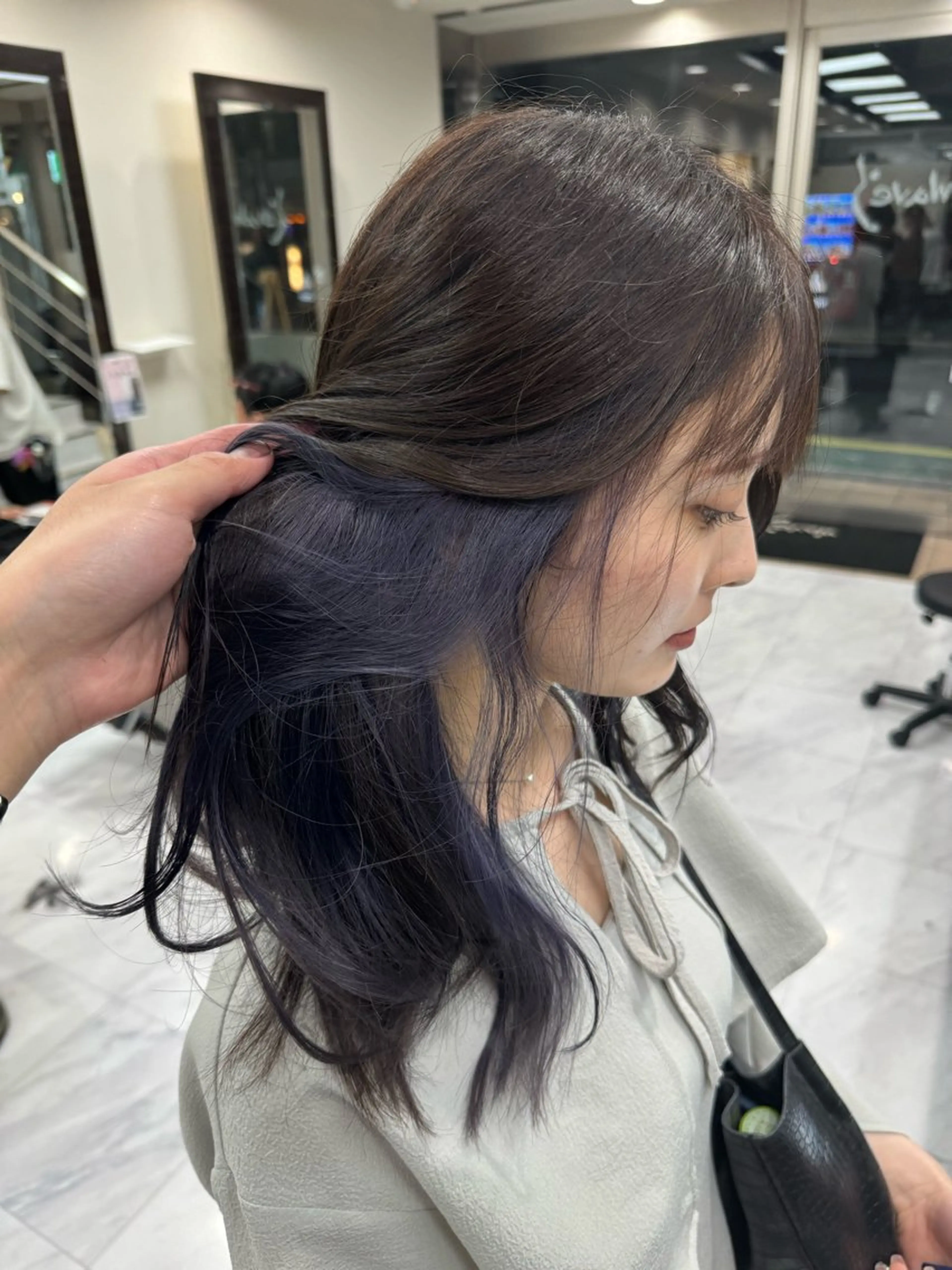 ロング カラー ヘアアレンジ 切りっぱなしボブ ミストバング ブリーチ ブルーカラー ブルーラベンダー ヘアカラー トリートメント 目黒 碧人のヘアスタイル