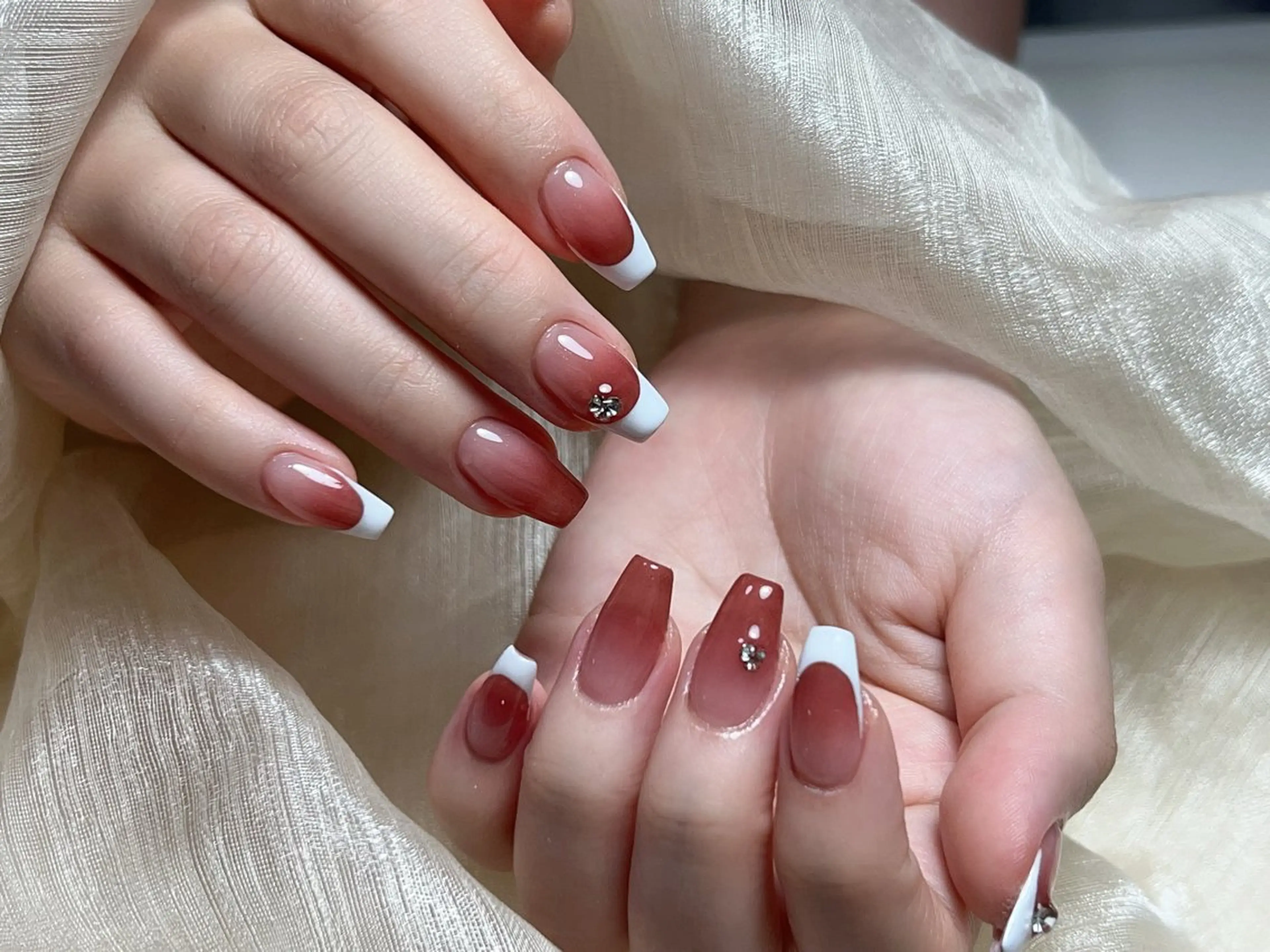 ネイル オーロラネイル チークネイル フレンチネイル ジェルネイル ガラスフレンチ ハンドネイル Nail Jolie所属・Nail Jolieのネイルデザイン