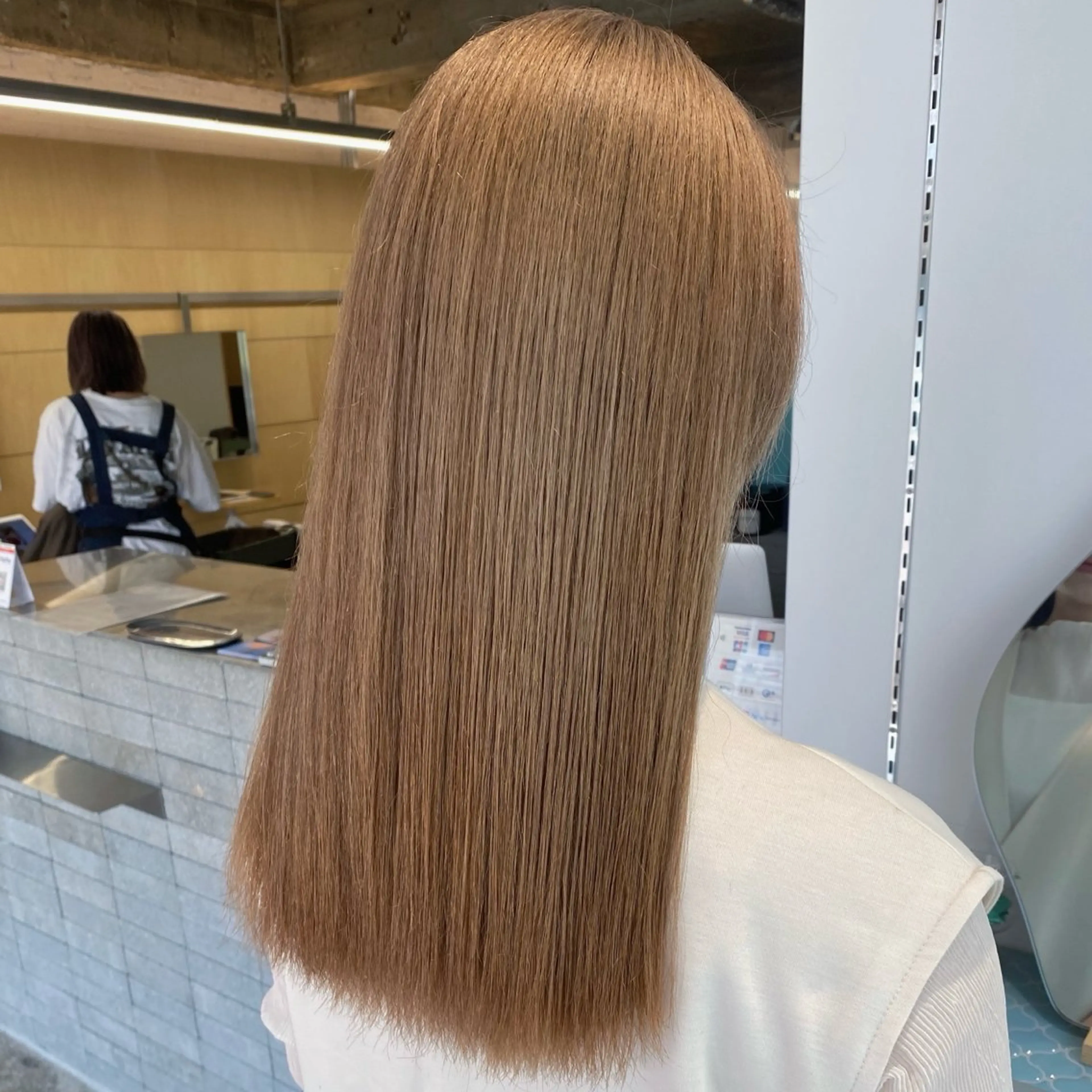 ロング カラー ベージュカラー ダブルカラー ミルクティーベージュ カット ヘアカラー cipre シンモン チナリのヘアスタイル