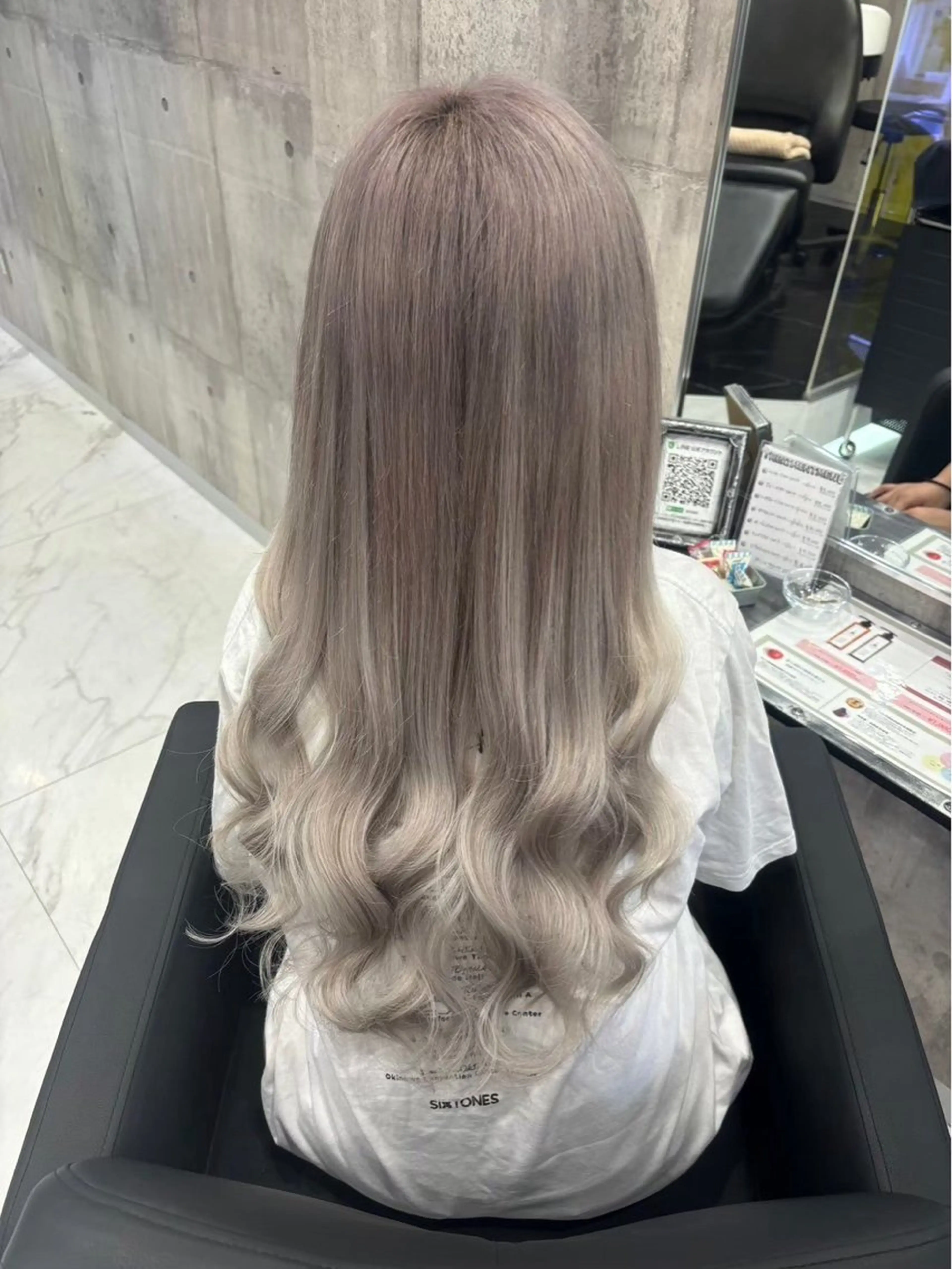 ロング カラー ブリーチ シルバー 暖色カラー🩷 ハイトーン🦋/紗矢のヘアスタイル