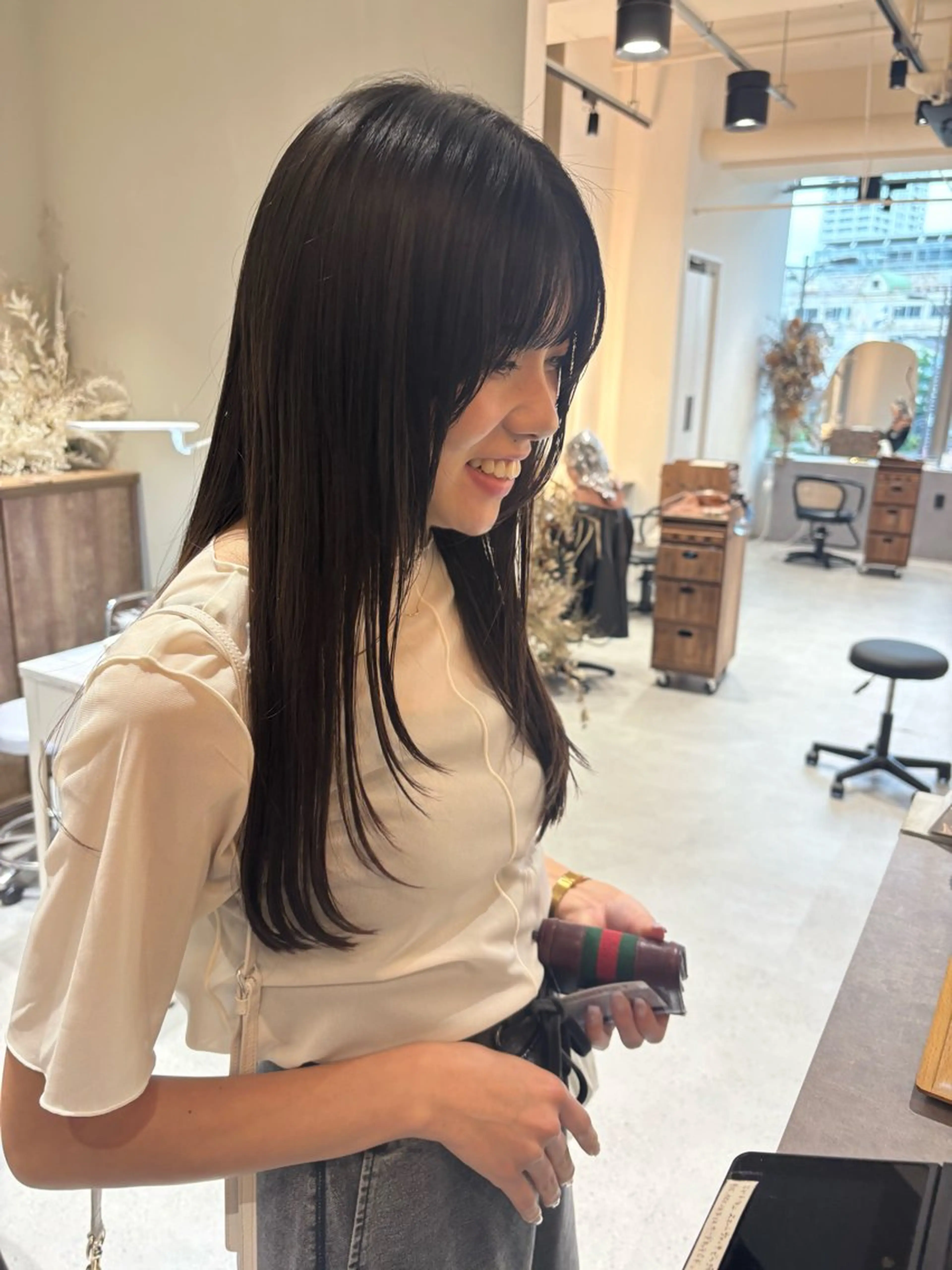 セミロング 顔まわりレイヤー レイヤーカット カット ヘアカラー 大久保 愛のヘアスタイル