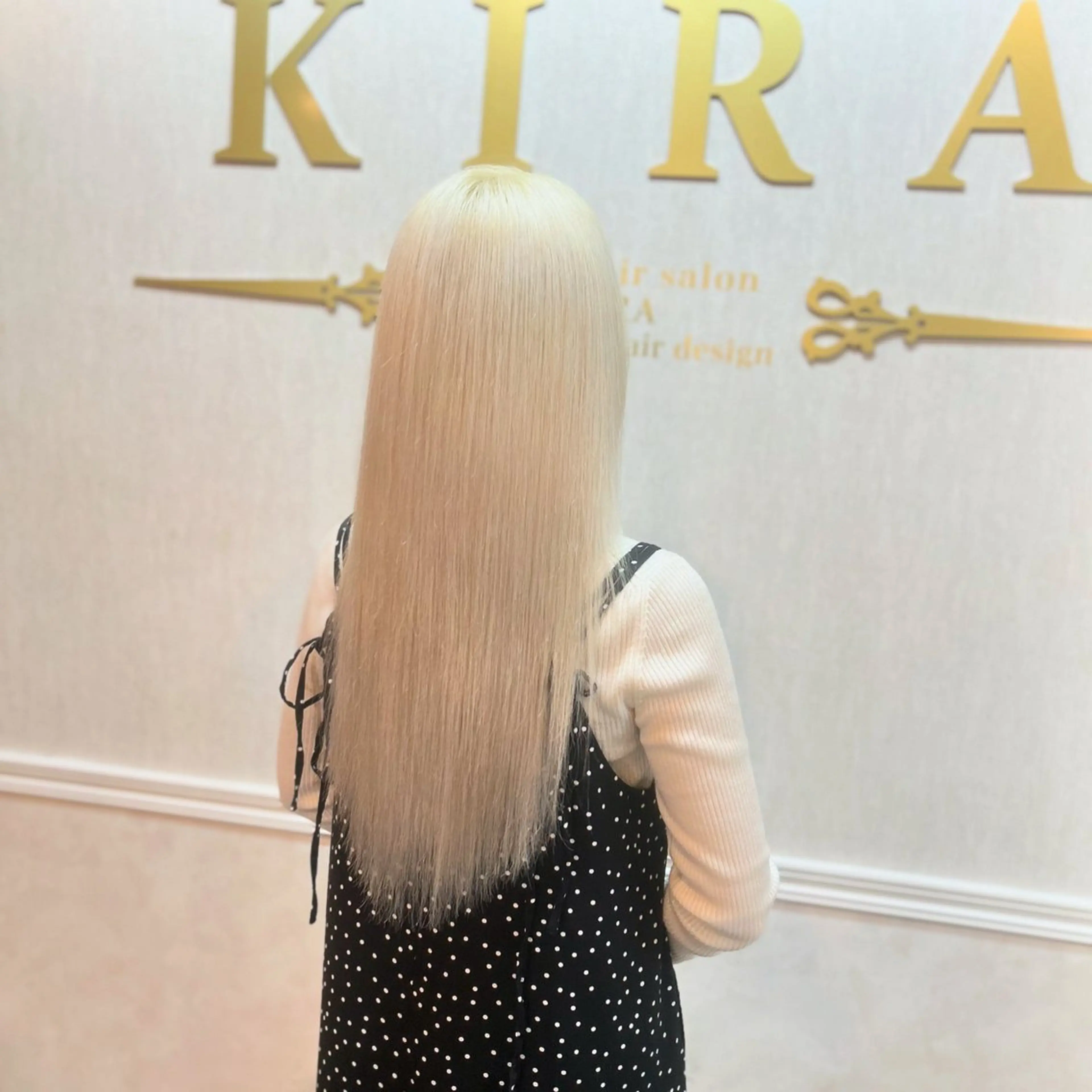 ロング カラー 抜きっぱなしブロンド 石井 綾乃のヘアスタイル