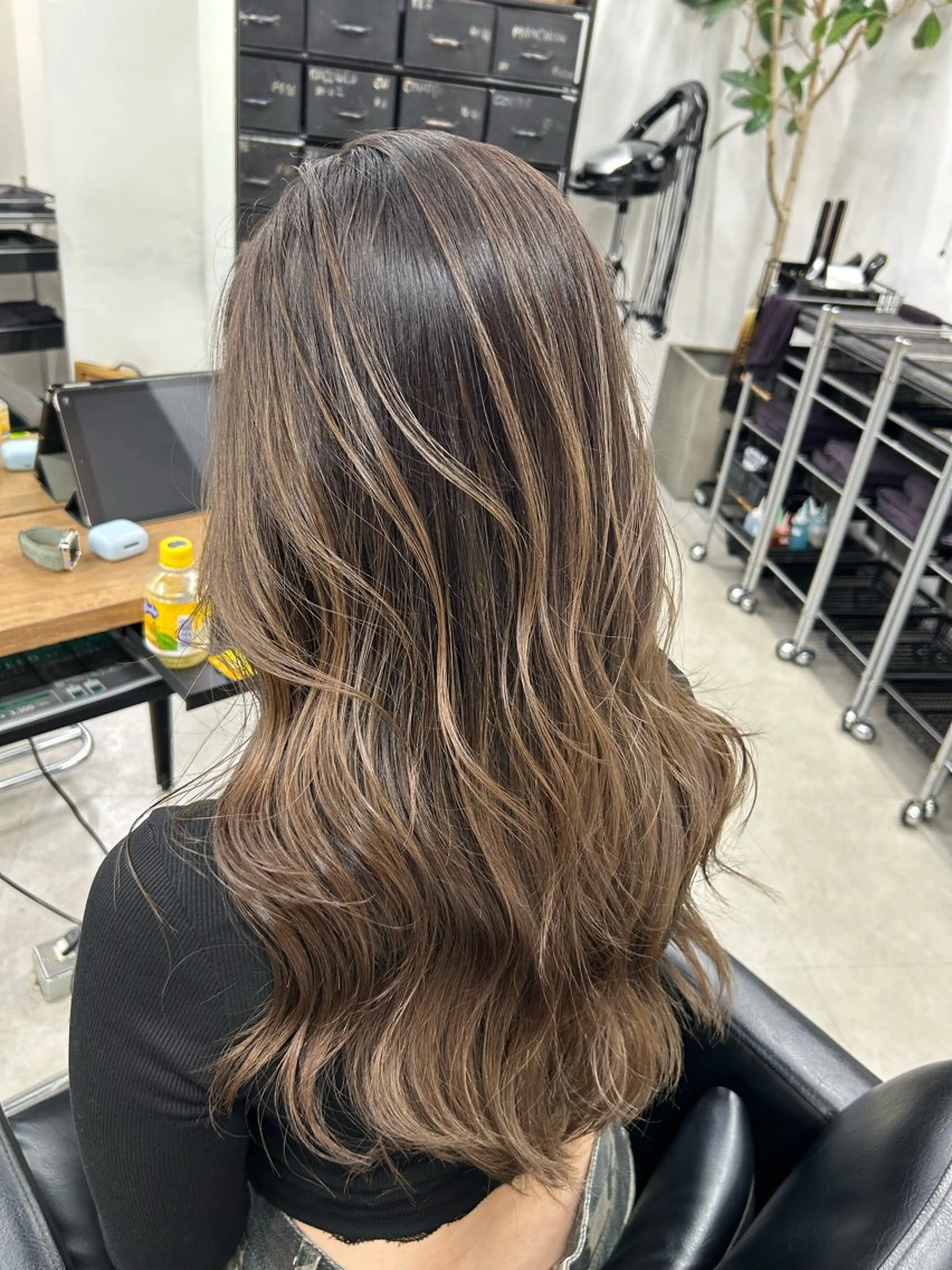 ロング カラー バレイヤージュ レイヤーカット トリートメント ヘアカラー トリートメント RYOSUKE ハイトーンのヘアスタイル