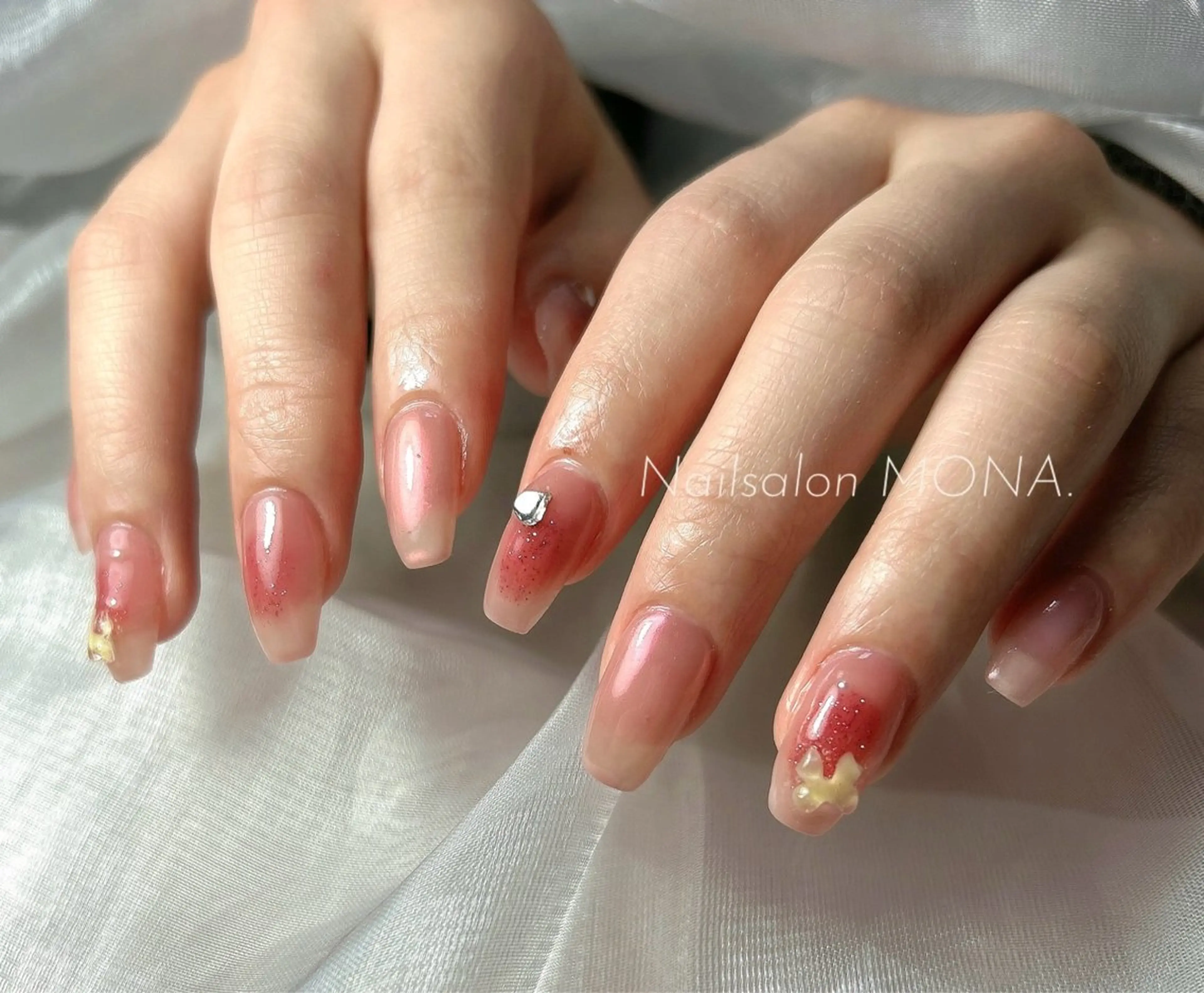 ネイル オーロラネイル チークネイル ニュアンスネイル ハンドネイル Nailsalon MONA.のネイルデザイン