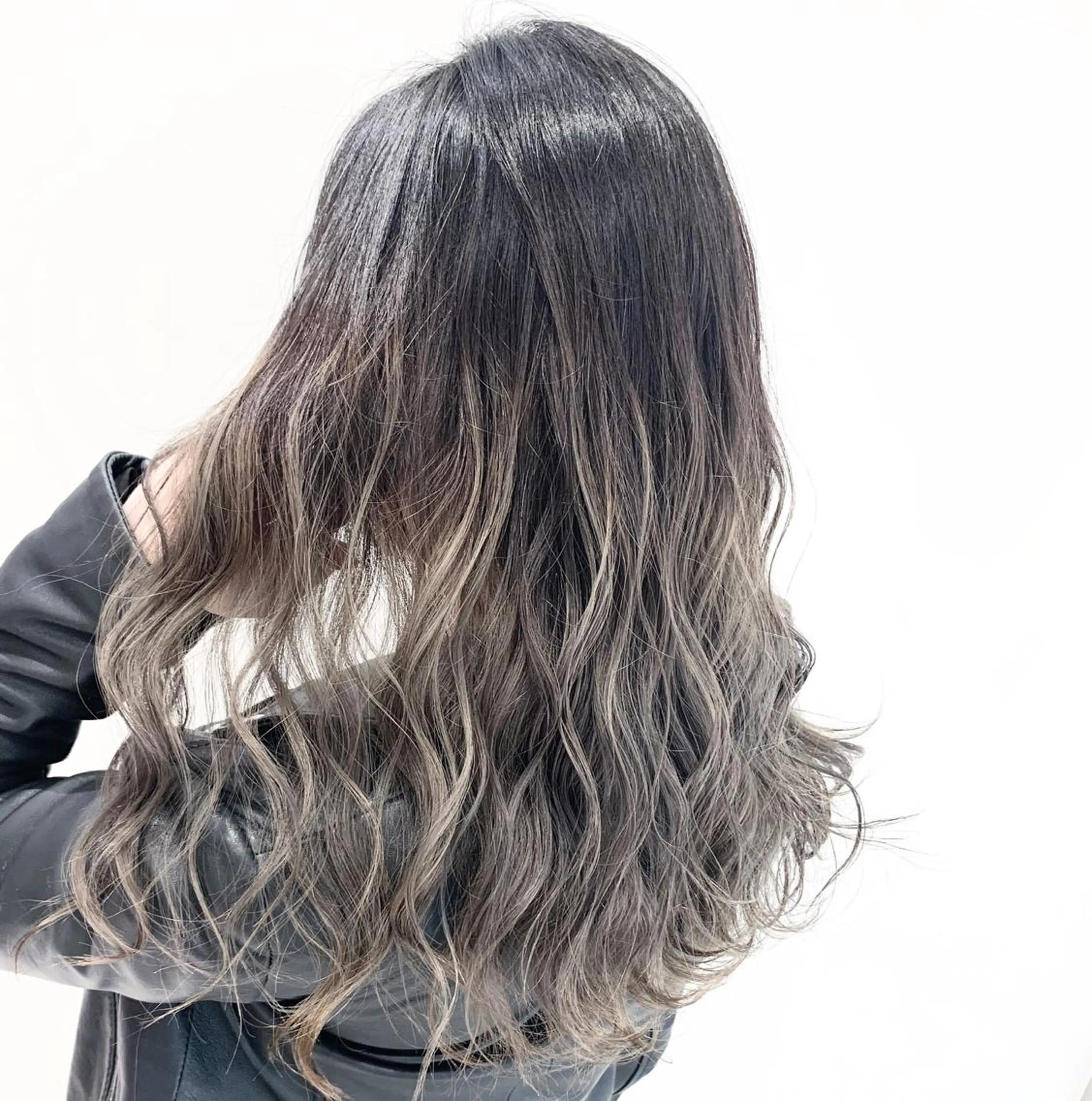 セミロング カラー バレイヤージュ レイヤーカット 縮毛矯正 N° jillva ♦️川端裕司♦️のヘアスタイル