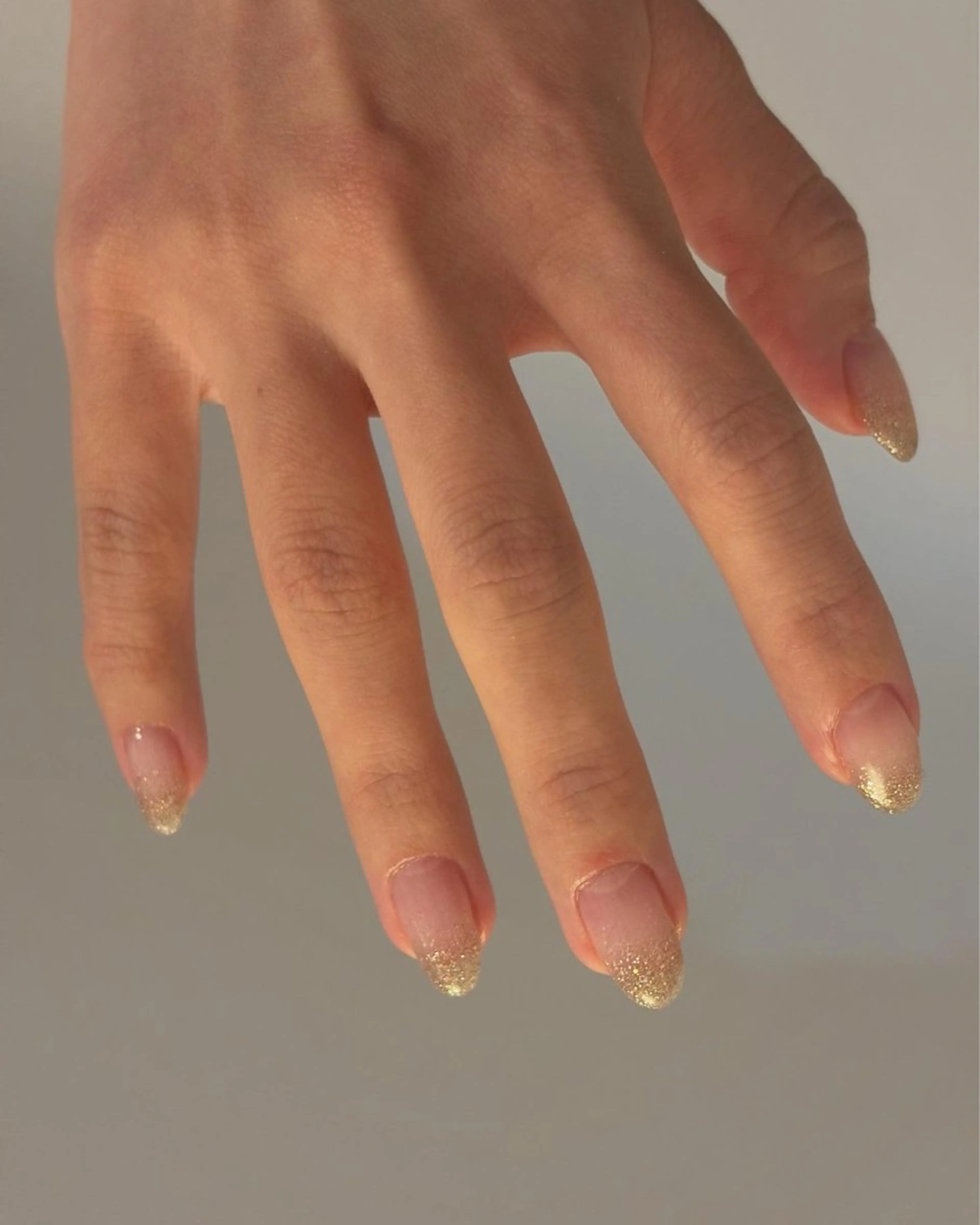 ネイル オーロラネイル ゴールド ハンドネイル フットネイル ハンドケア Elio所属・Elio 国泰寺のネイルデザイン