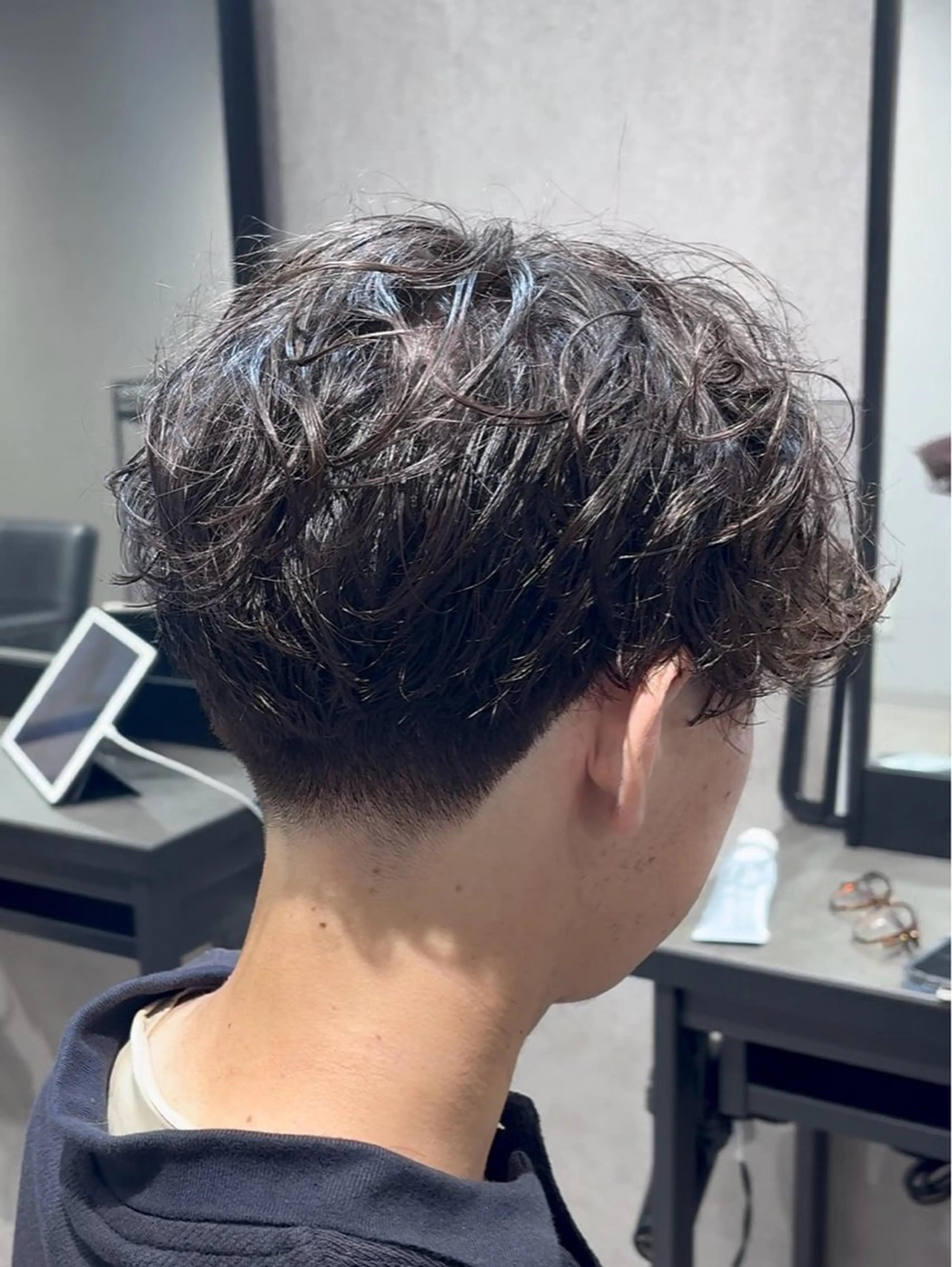 ショート カラー パーマ メンズ カット 【シャドウパーマ センターパート】義心のヘアスタイル