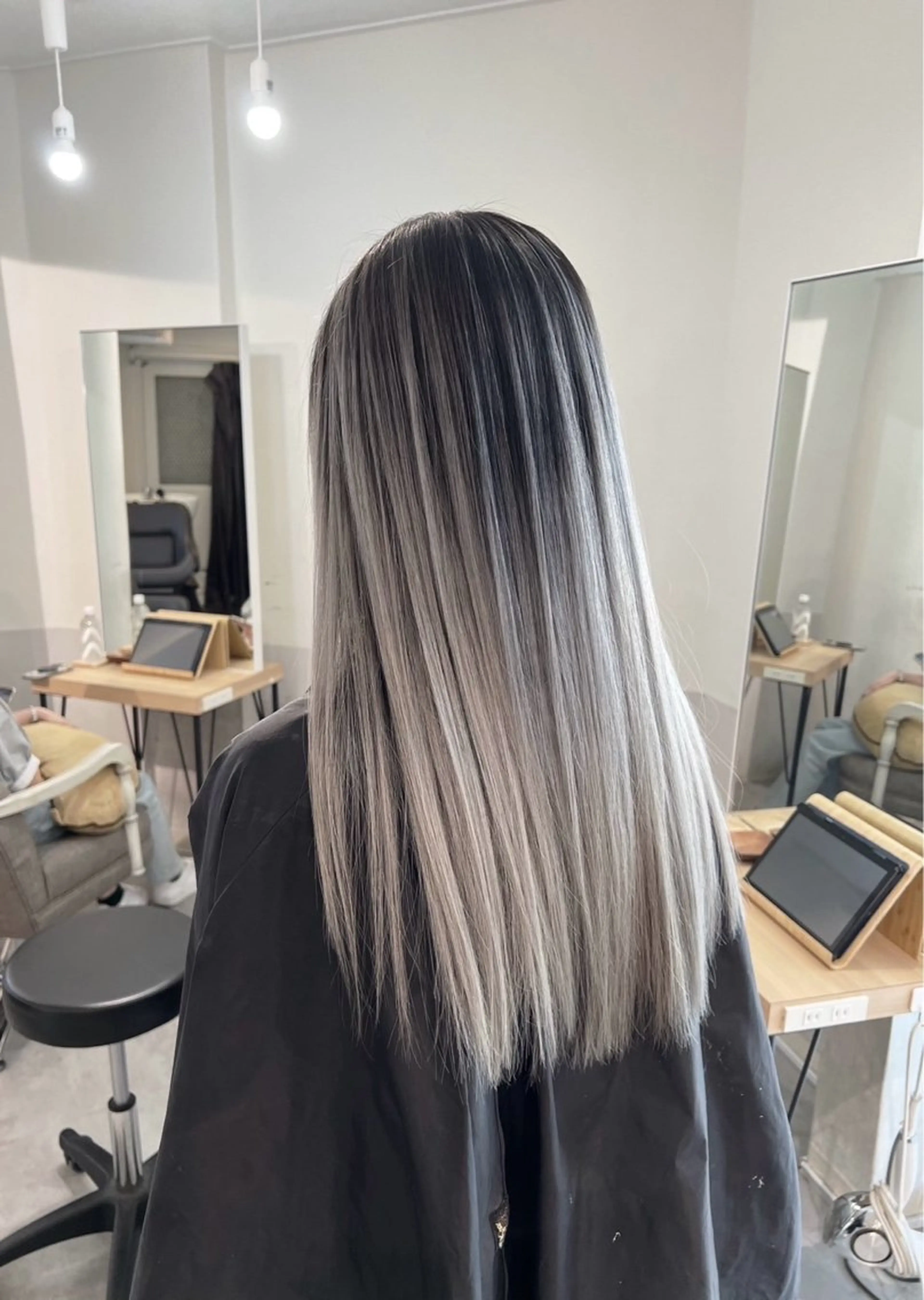 ロング カラー バレイヤージュ シルバー ホワイトシルバー レイヤーカット ヘアカラー トリートメント ROBIN所属・指名数No.1 /NAOYAのヘアスタイル