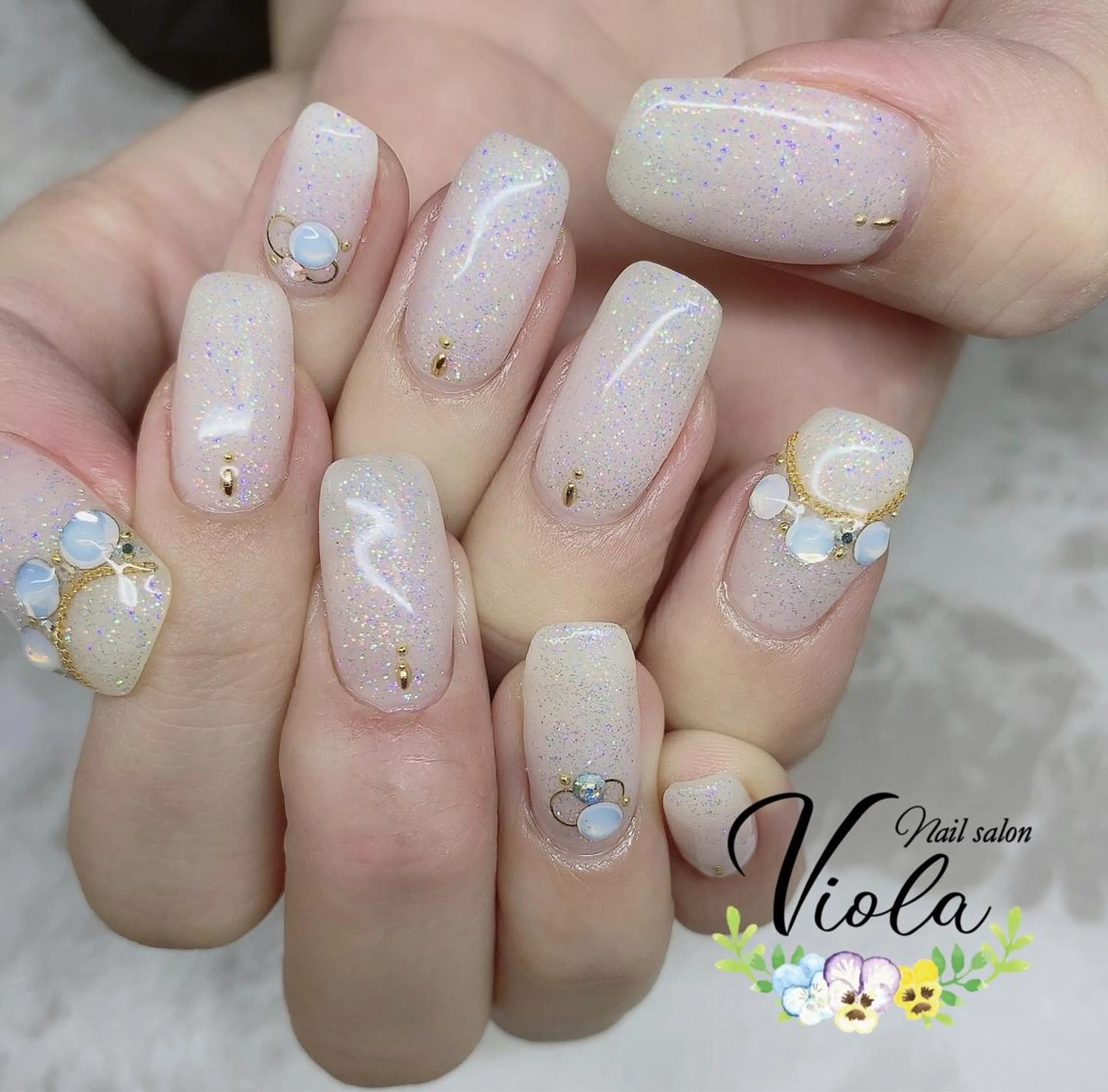ネイル アートネイル オーロラネイル ラメ(グリッター) ストーンネイル ホワイト ハンドネイル Nailsalon Viola所属・ネイルサロン Violaのネイルデザイン
