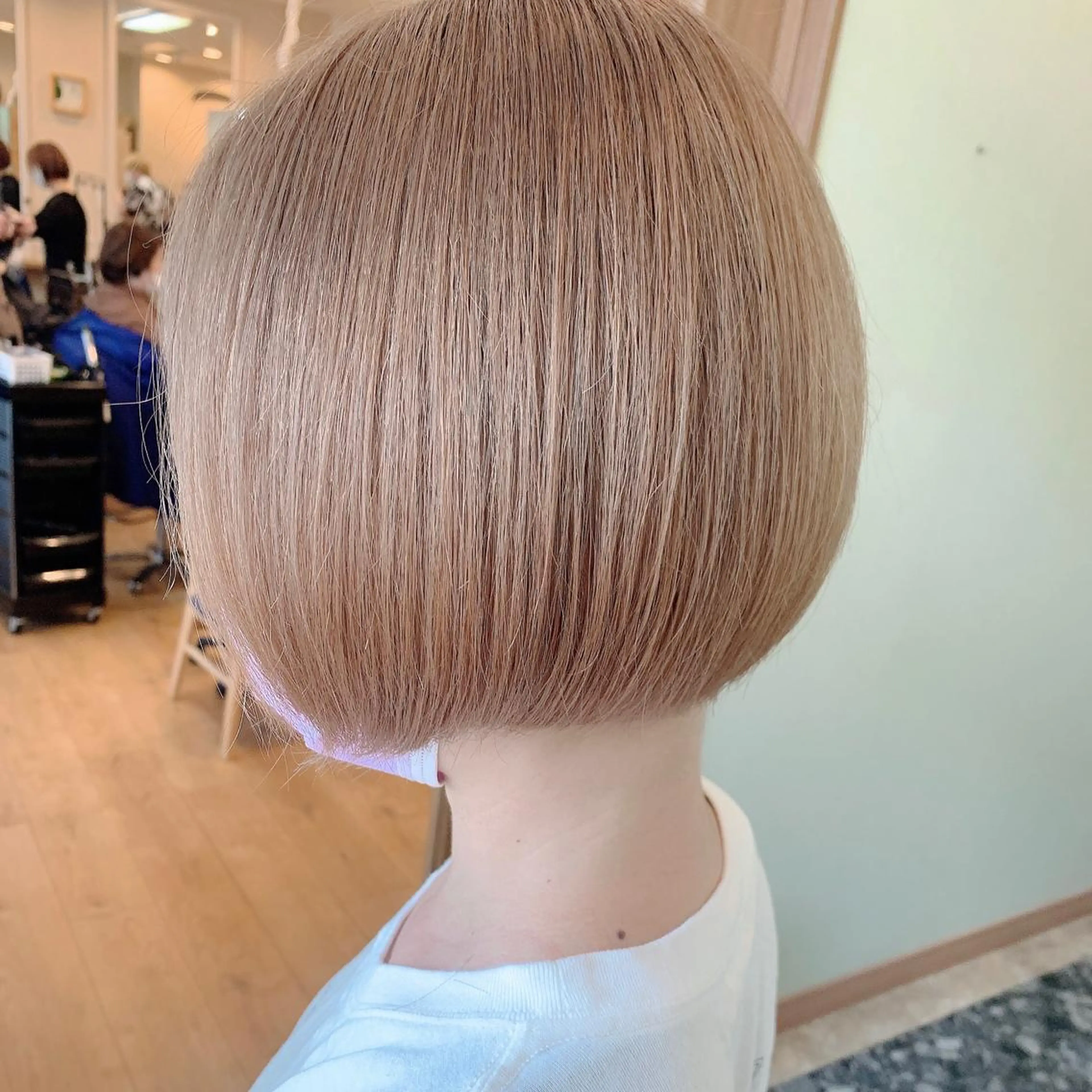 ショート カラー ベージュカラー ブリーチ ミルクティーベージュ ボブ NUMBER_ ユイナのヘアスタイル