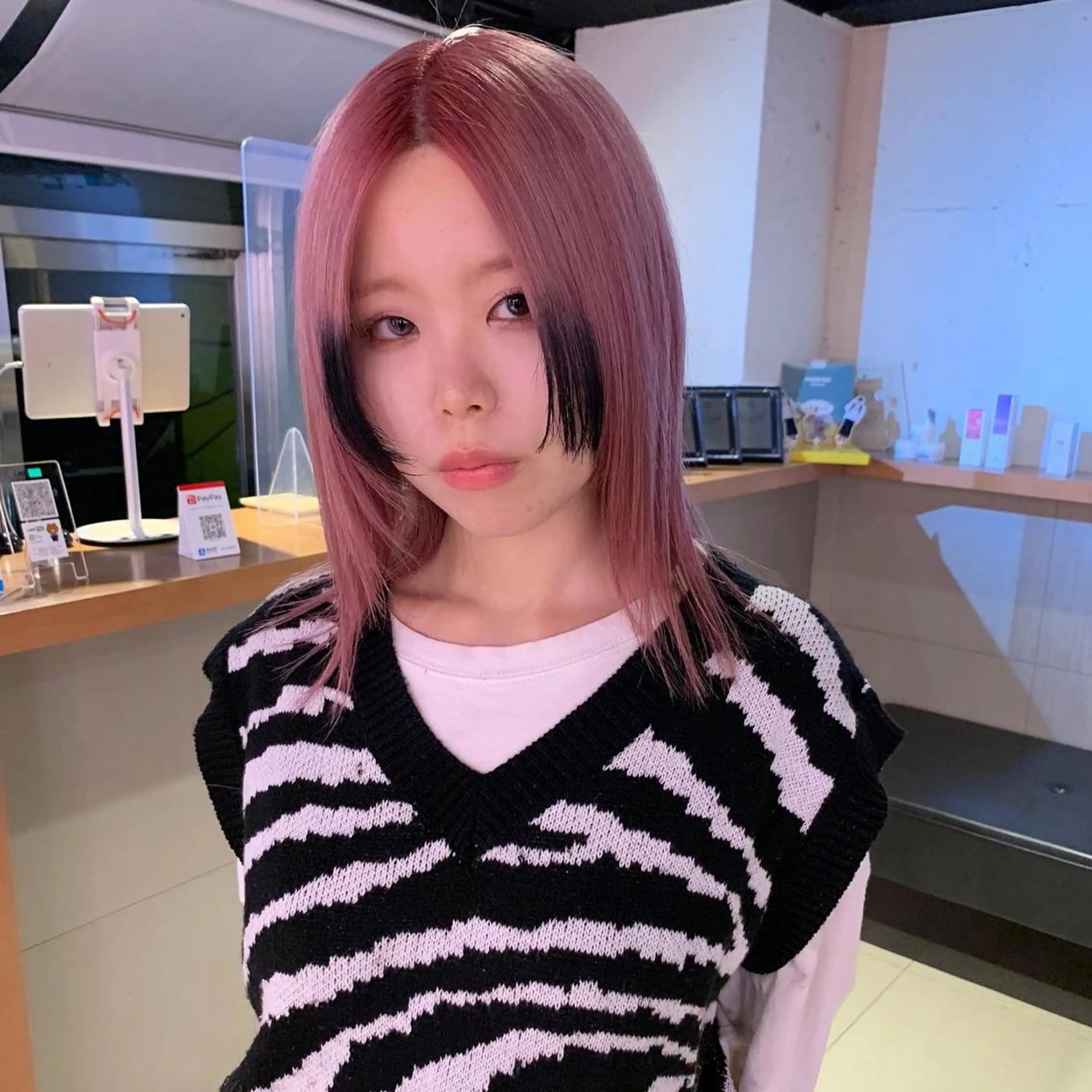 ミディアム カラー ピンクカラー 中性ウルフカット ケアブリーチ/ケイトのヘアスタイル