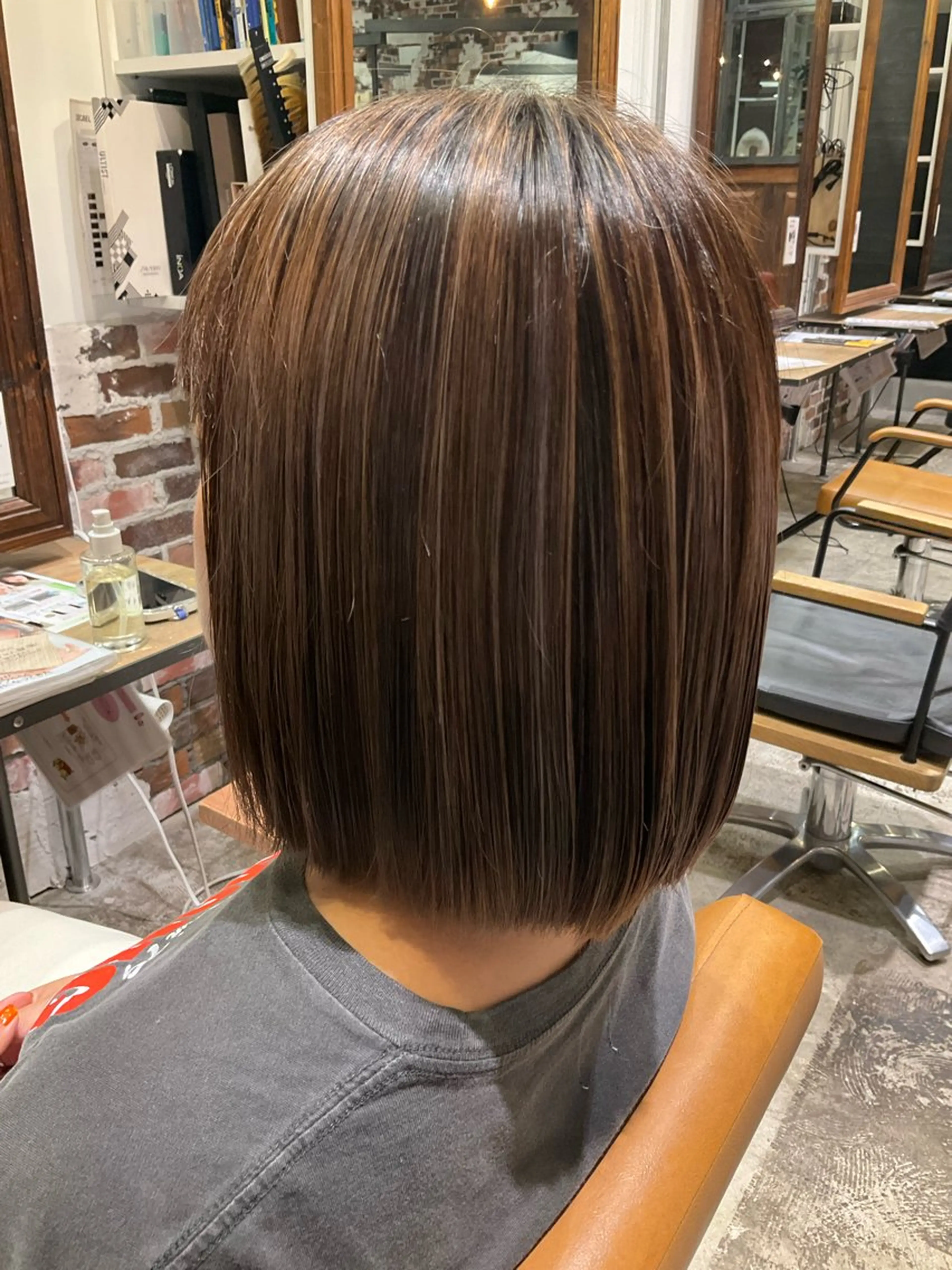 ミディアム カラー 切りっぱなしボブ ベージュカラー ハイライトカラー ボブ ハイライト 髙橋紋菜🍏 イオンモール名取2階のヘアスタイル