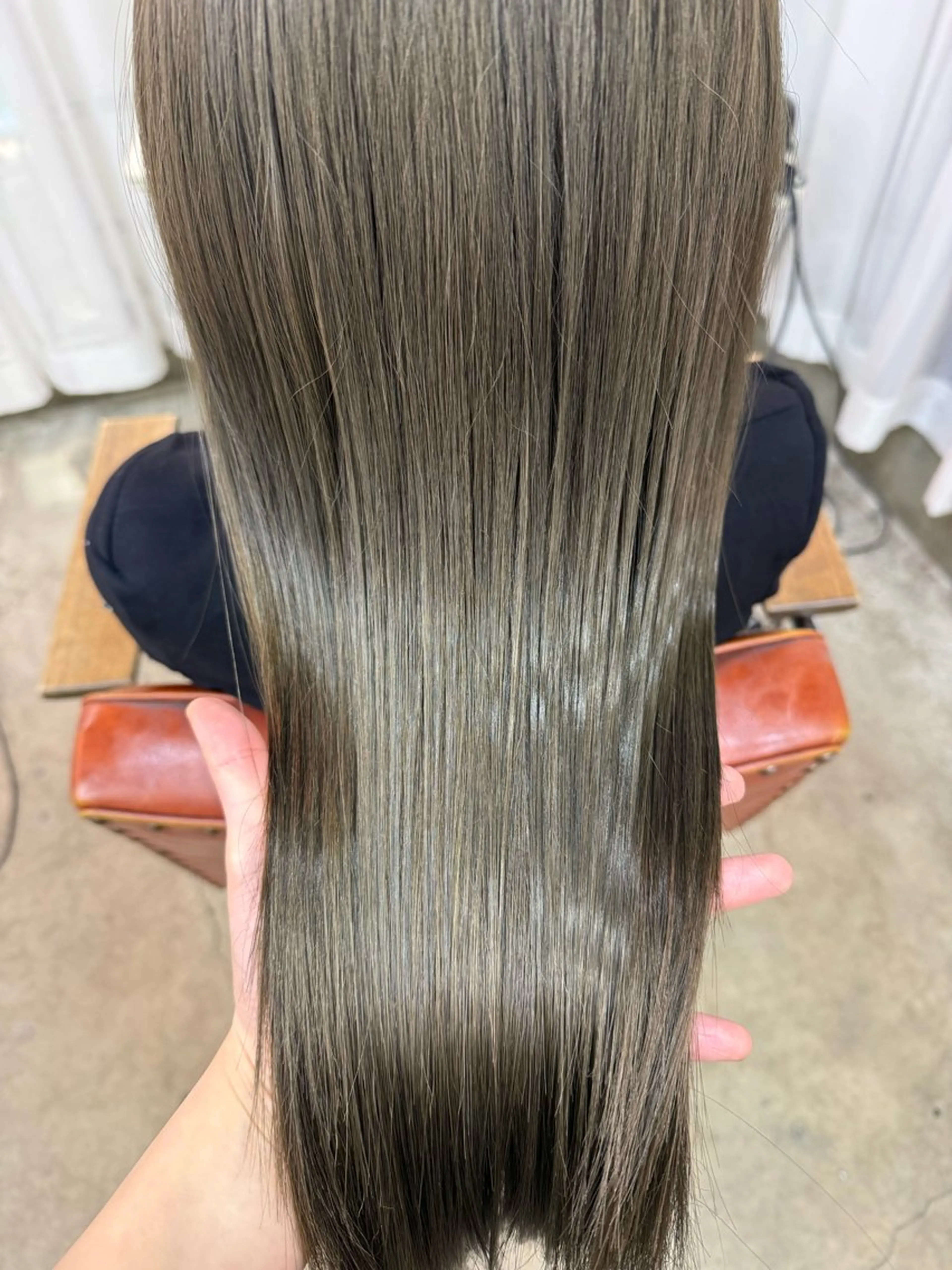 ロング カラー ベージュカラー グレージュ オリーブベージュ オリーブグレージュ オリーブグレー ヘアカラー トリートメント eTONe所属・三條 朋香のヘアスタイル