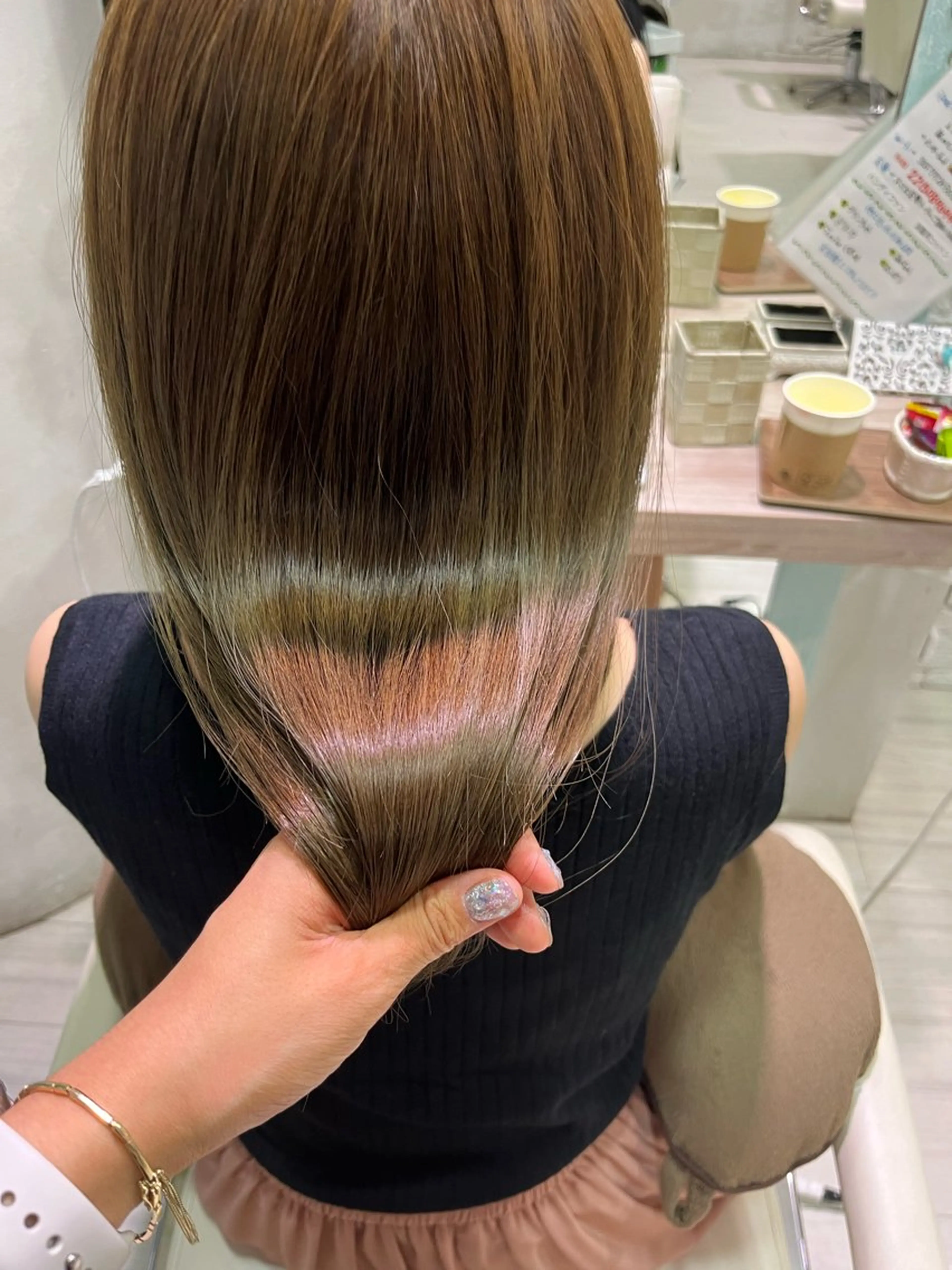 セミロング トリートメント カット ヘアカラー トリートメント 坂口 愛のヘアスタイル