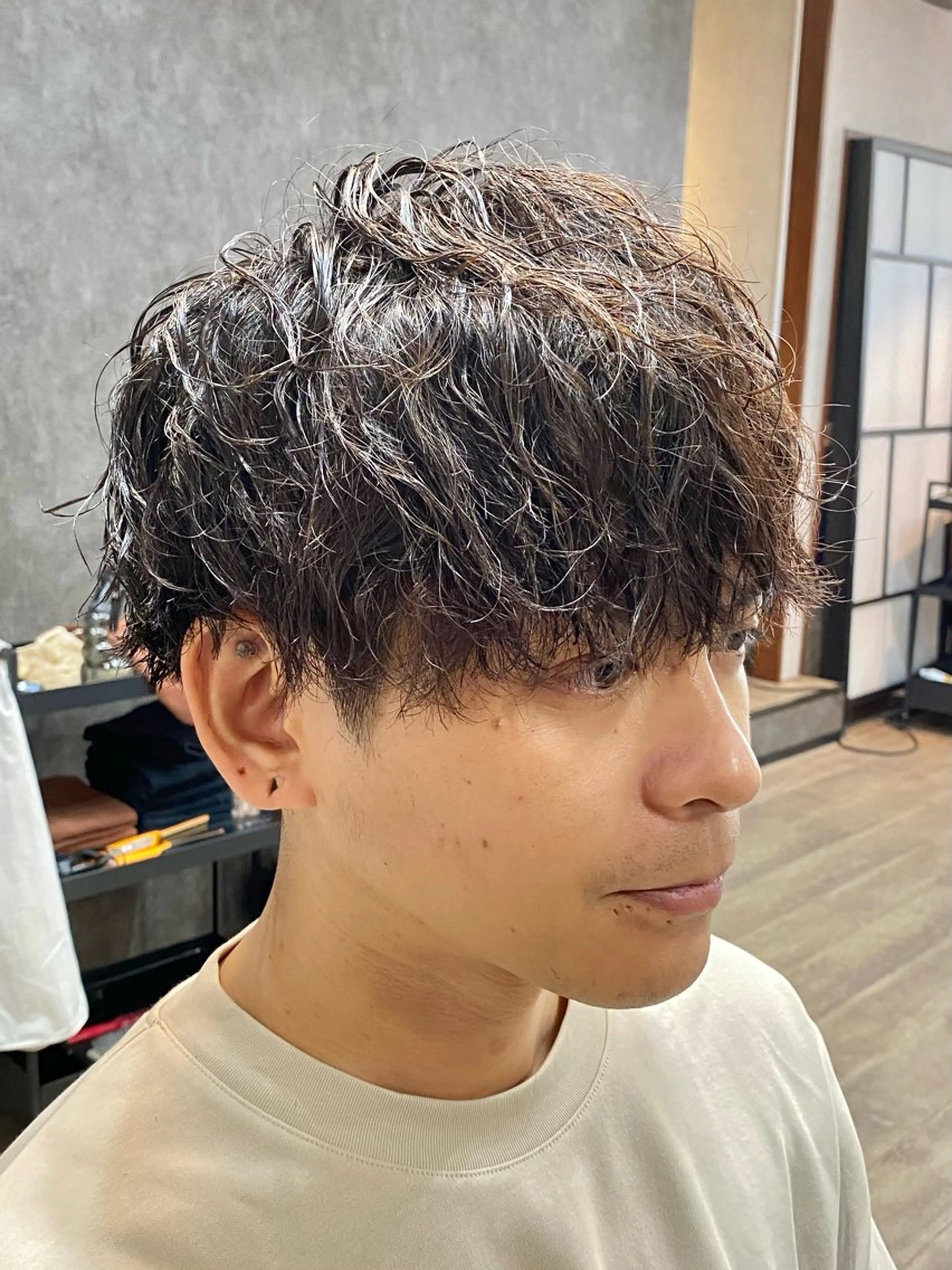 ミディアム パーマ メンズ ミディアムパーマ メンズハイライト メンズパーマ ツイストスパイラルパーマ ハイライト カット パーマ 田口 慎士のヘアスタイル