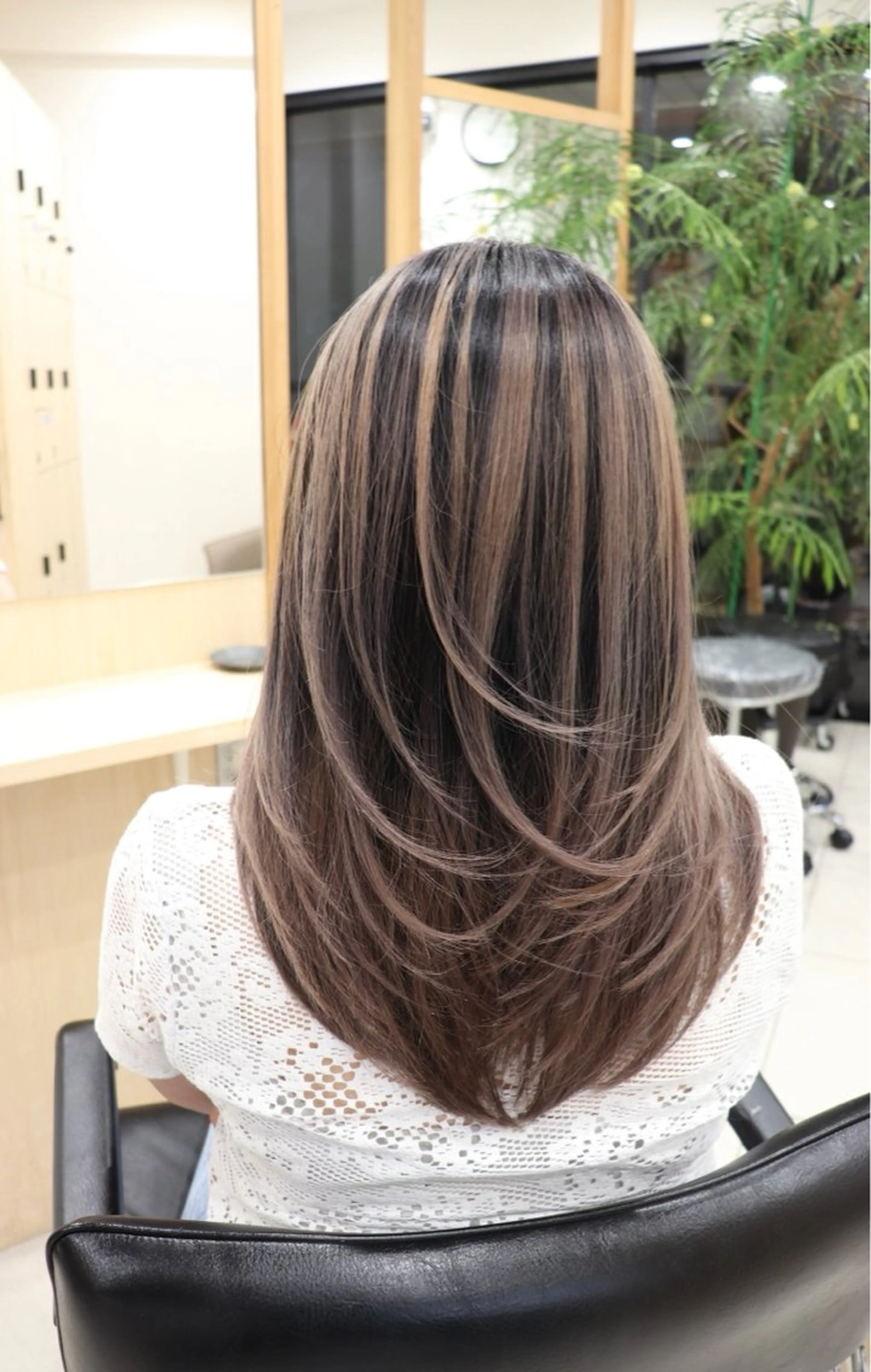 カット＋ケアブリーチバレイヤージュカラーの写真