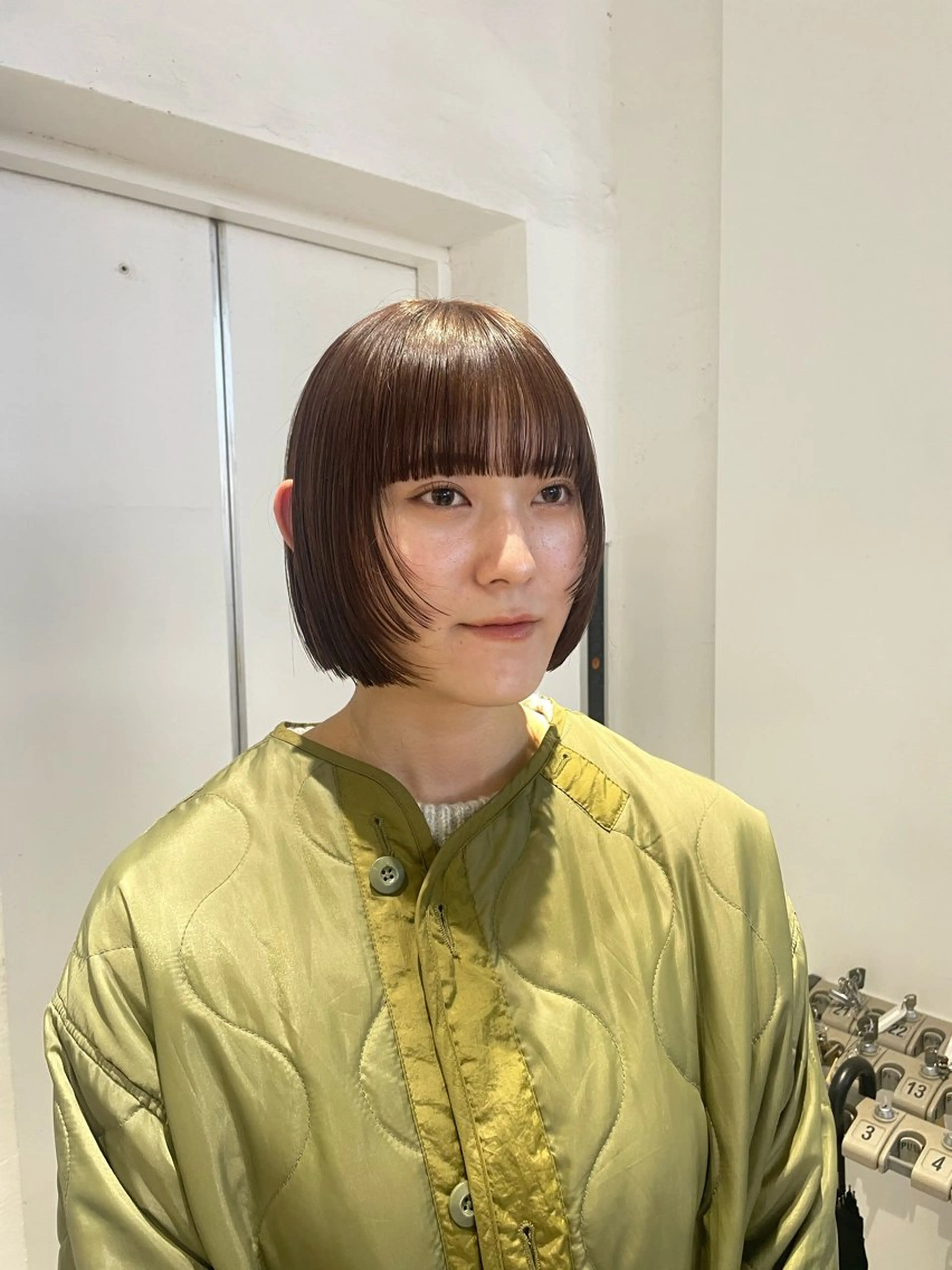 ミディアム カラー カット 🌟暖色系ハイトーン 🌟AIのヘアスタイル