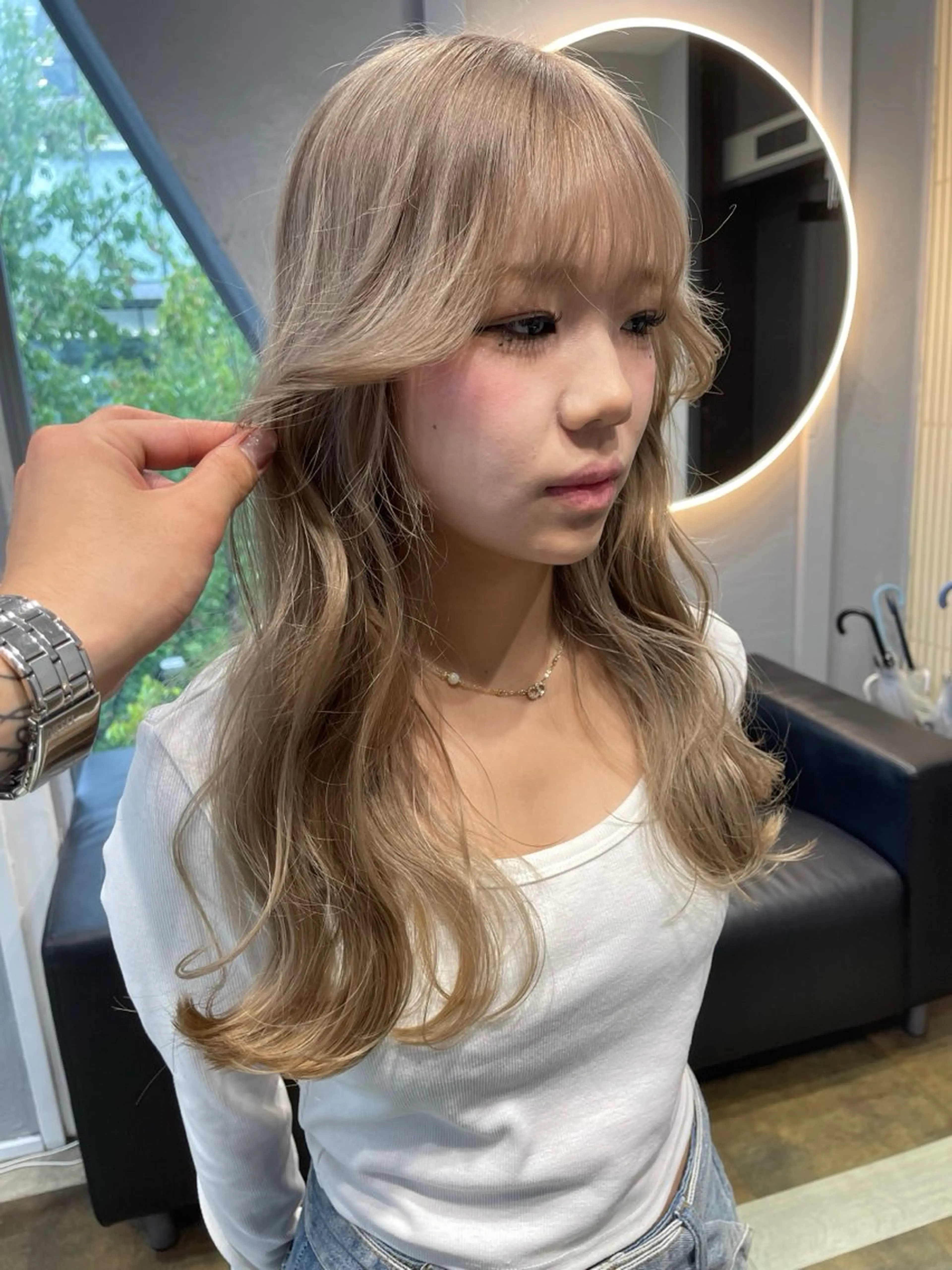 ロング カラー ブリーチ ケアブリーチ デザインカラー ダブルカラー イヤリングカラー TATSUブリーチ/ ミルクティーベージュのヘアスタイル