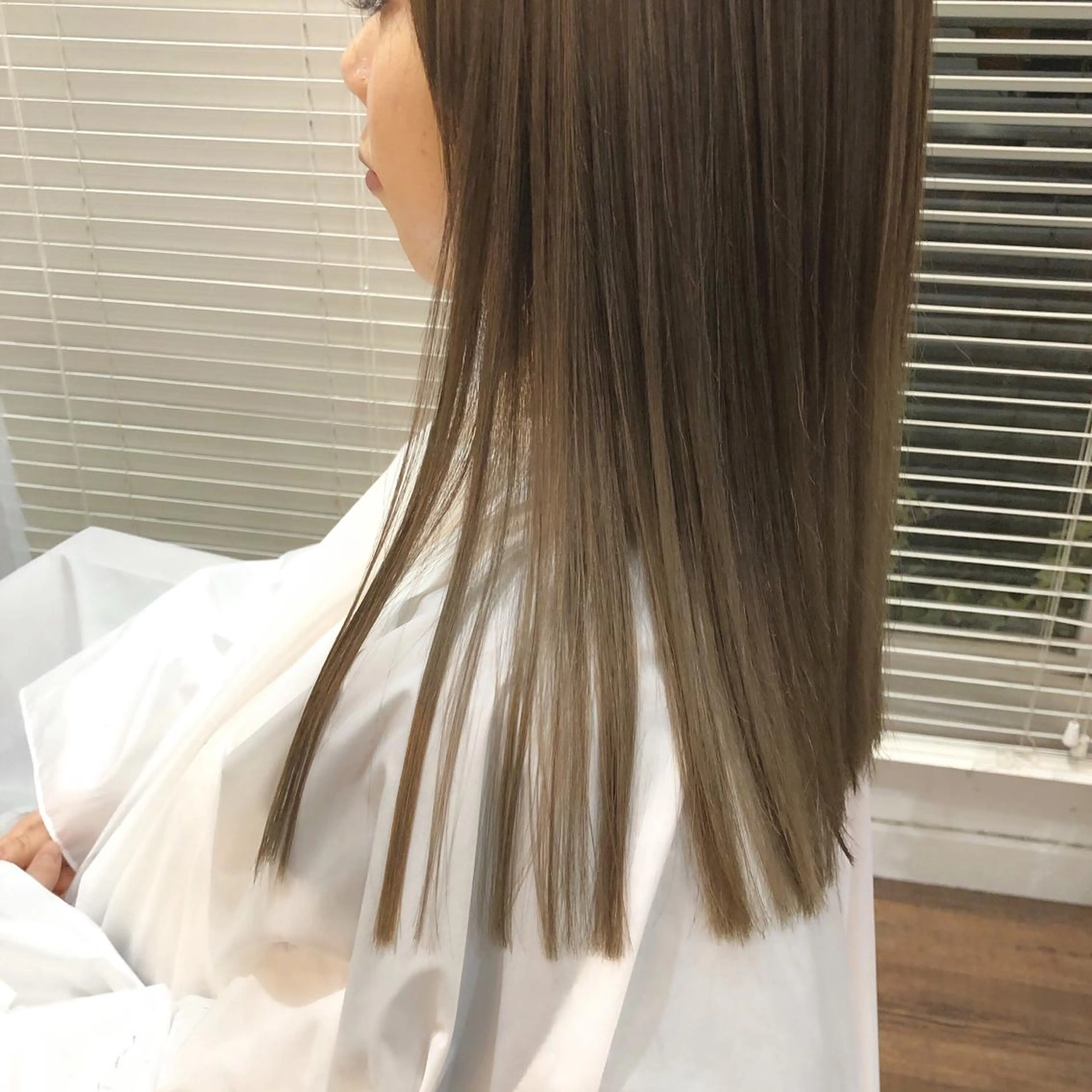 セミロング カラー 髪質改善 トリートメント カット ヘアカラー 江原 彩華のヘアスタイル