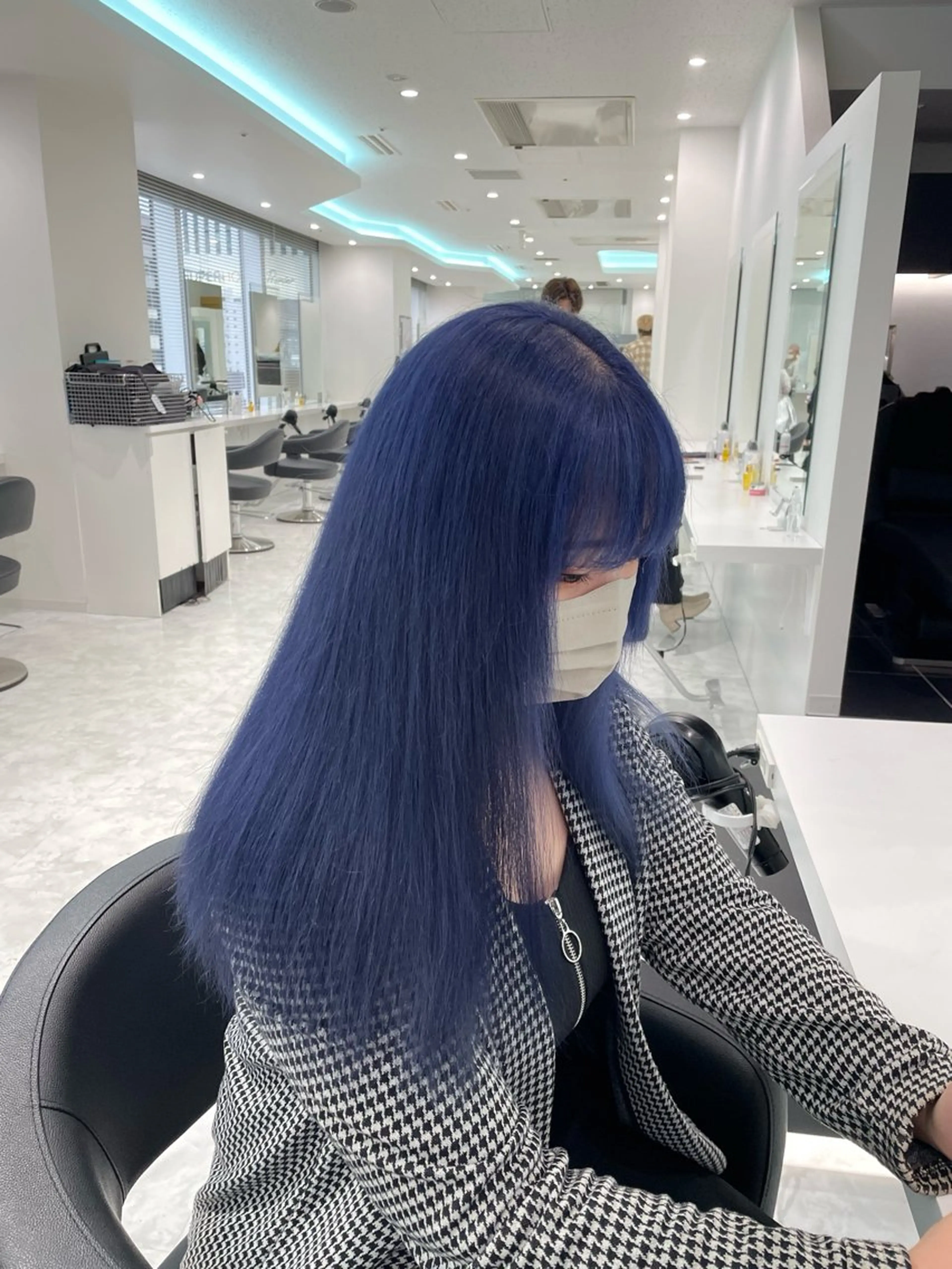 セミロング カラー 🩵ダメージレス艶感 ハイトーン🩷のヘアスタイル