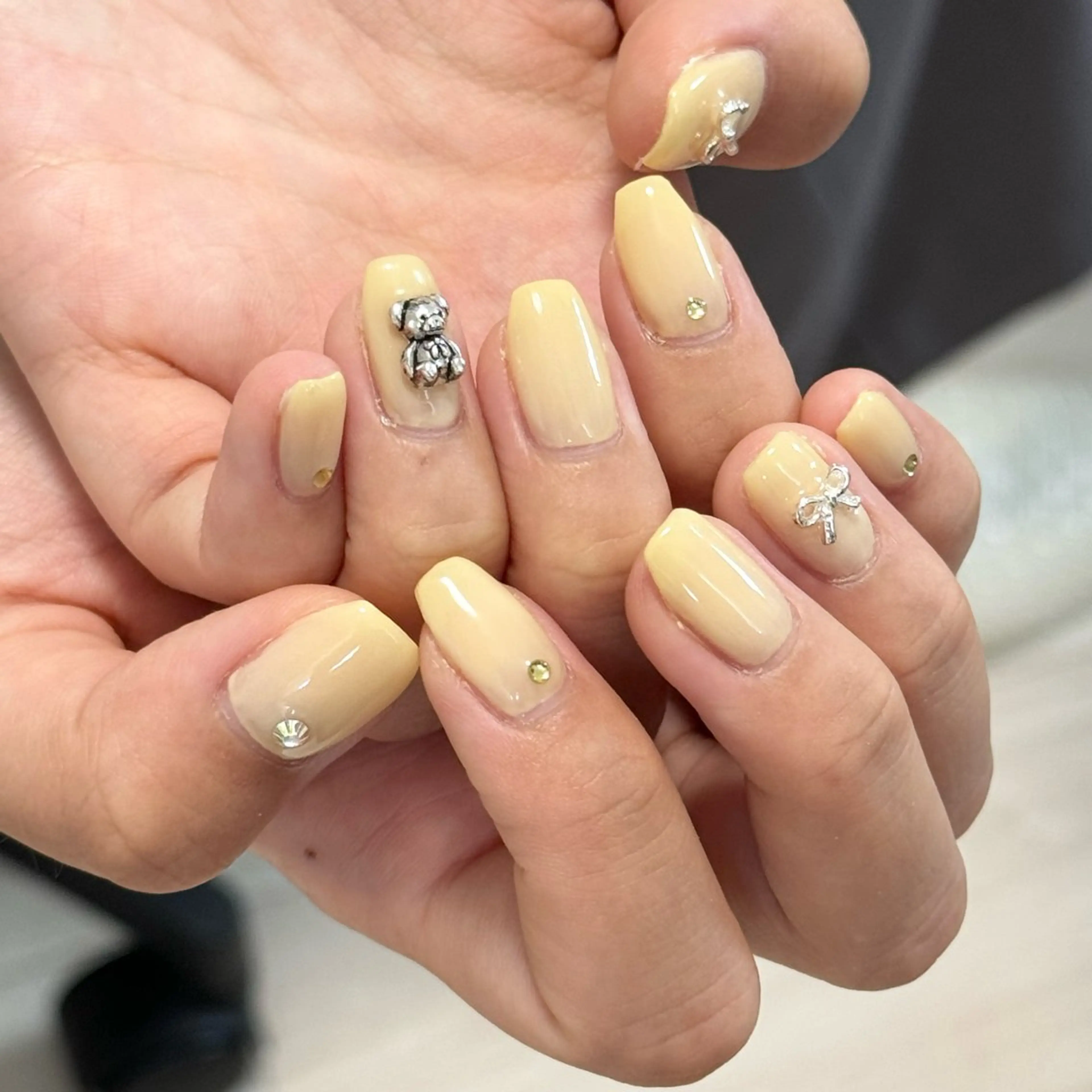 ネイル マットネイル ワンカラーネイル ストーンネイル 黄色 ハンドネイル Hana_ Rieのネイルデザイン