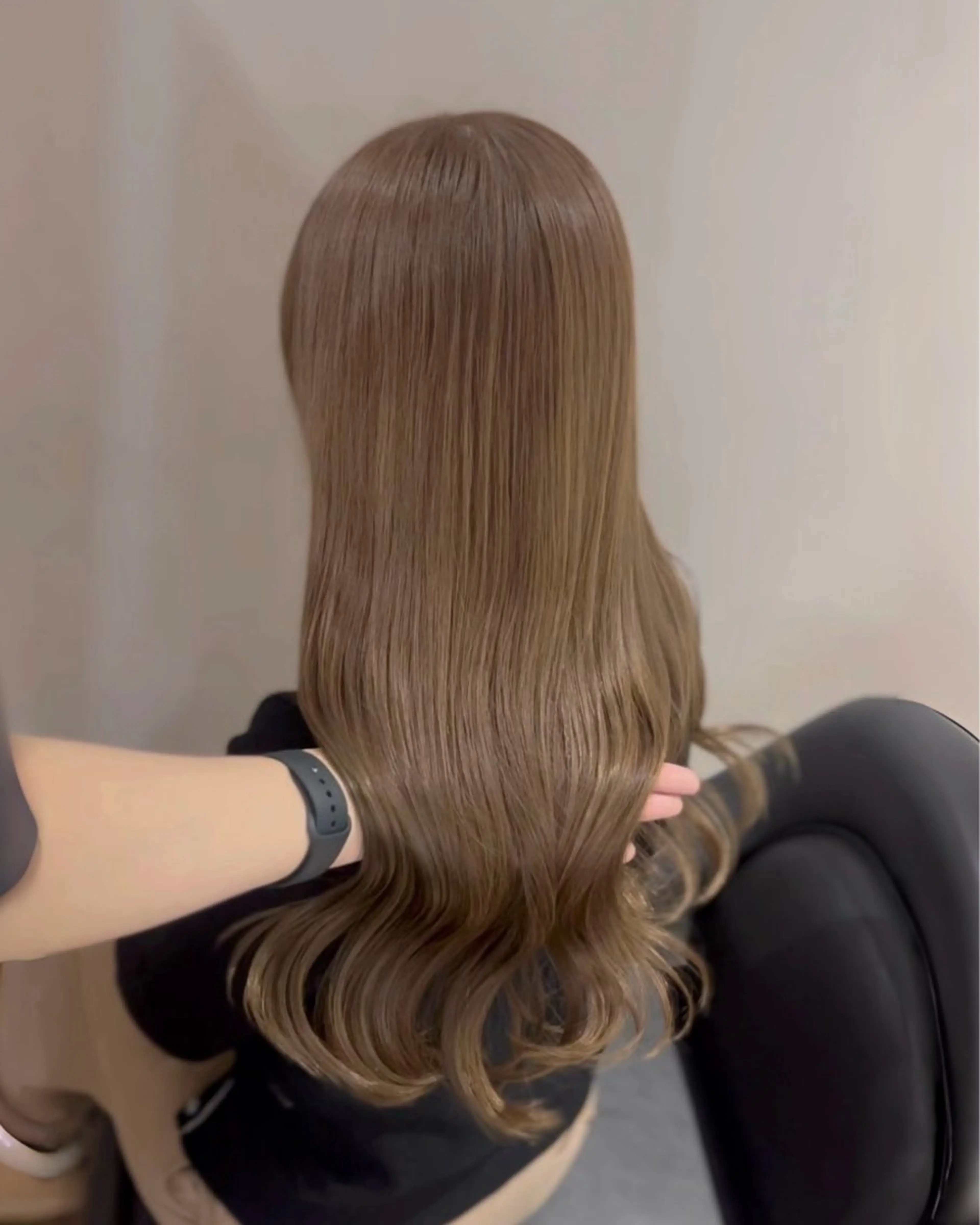 ミディアム カラー パーマ アッシュ アッシュグレー アッシュグレージュ ベージュカラー ブリーチ カット ヘアカラー トリートメント ブリーチなし/ ベージュ/akiraのヘアスタイル