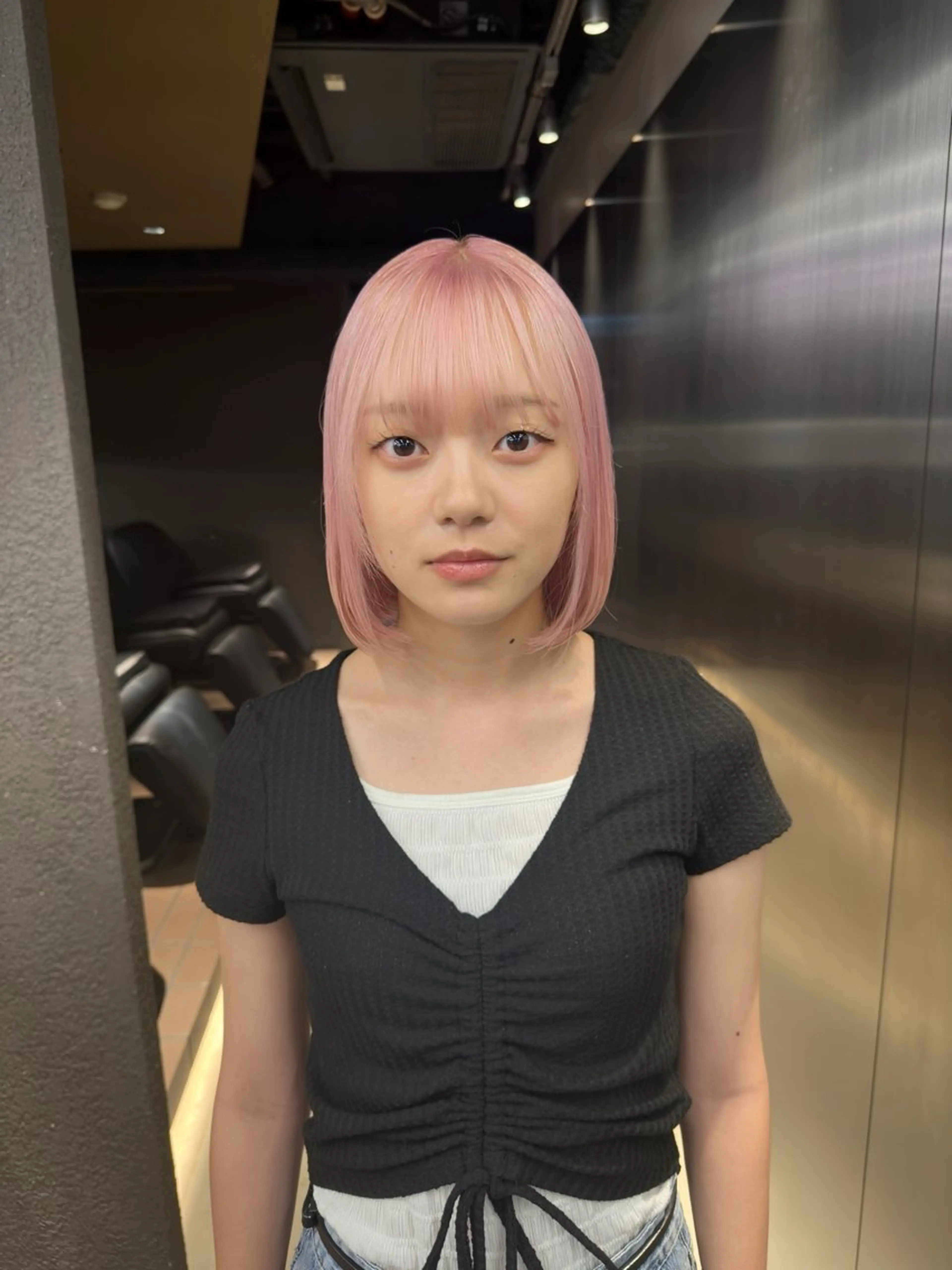 ショート カラー ピンクカラー ホワイトピンク カット ヘアカラー トリートメント 鈴木/ミルクティー/ ブリーチ/ボブ/のヘアスタイル