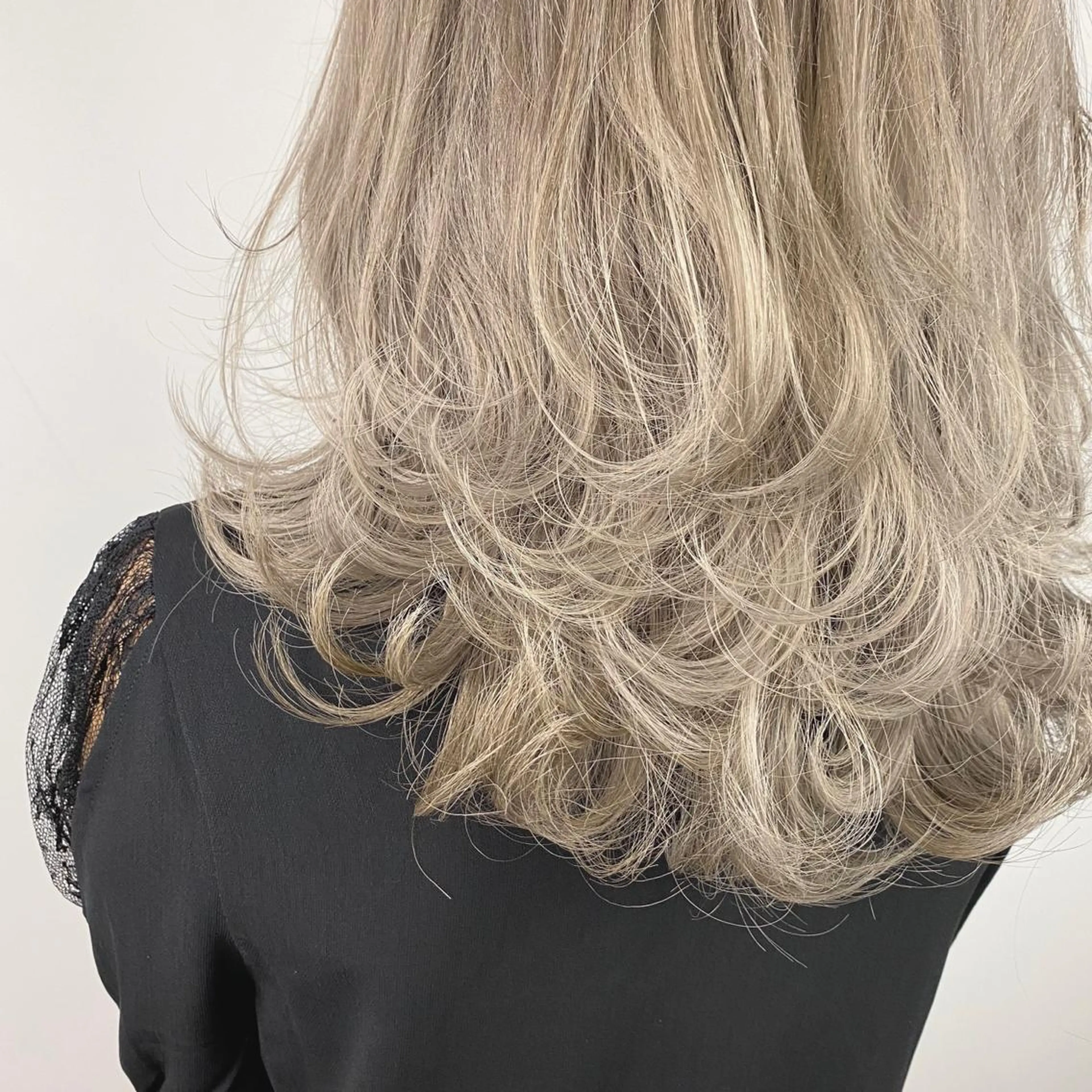 ロング カラー ブリーチ ハイトーンカラー シルバー レイヤーカット ヘアカラー トリートメント (h)wim ウィムのヘアスタイル