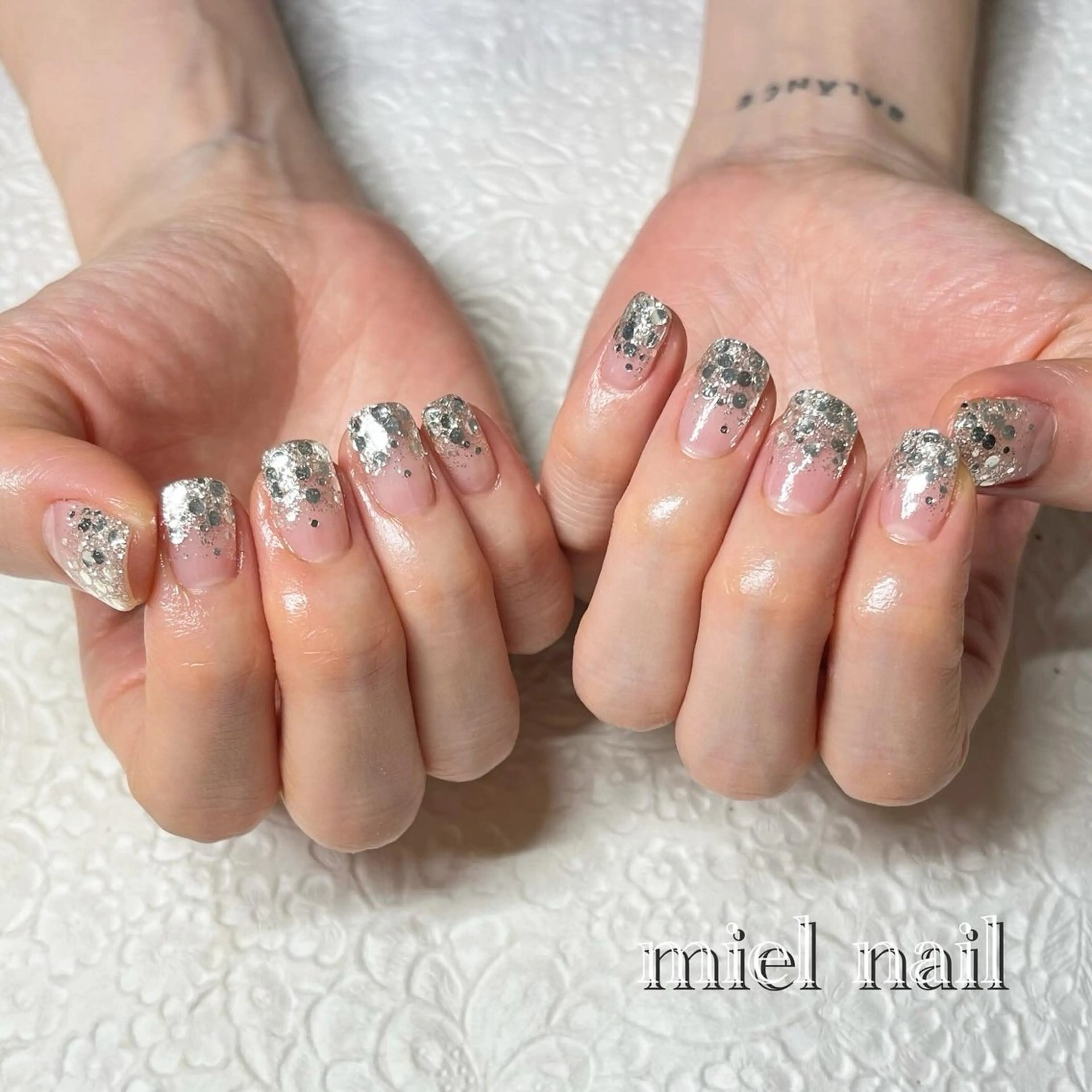 ネイル グラデーション ホログラムネイル ラメ(グリッター) ラメグラデーション シルバー ハンドネイル miel nailのネイルデザイン